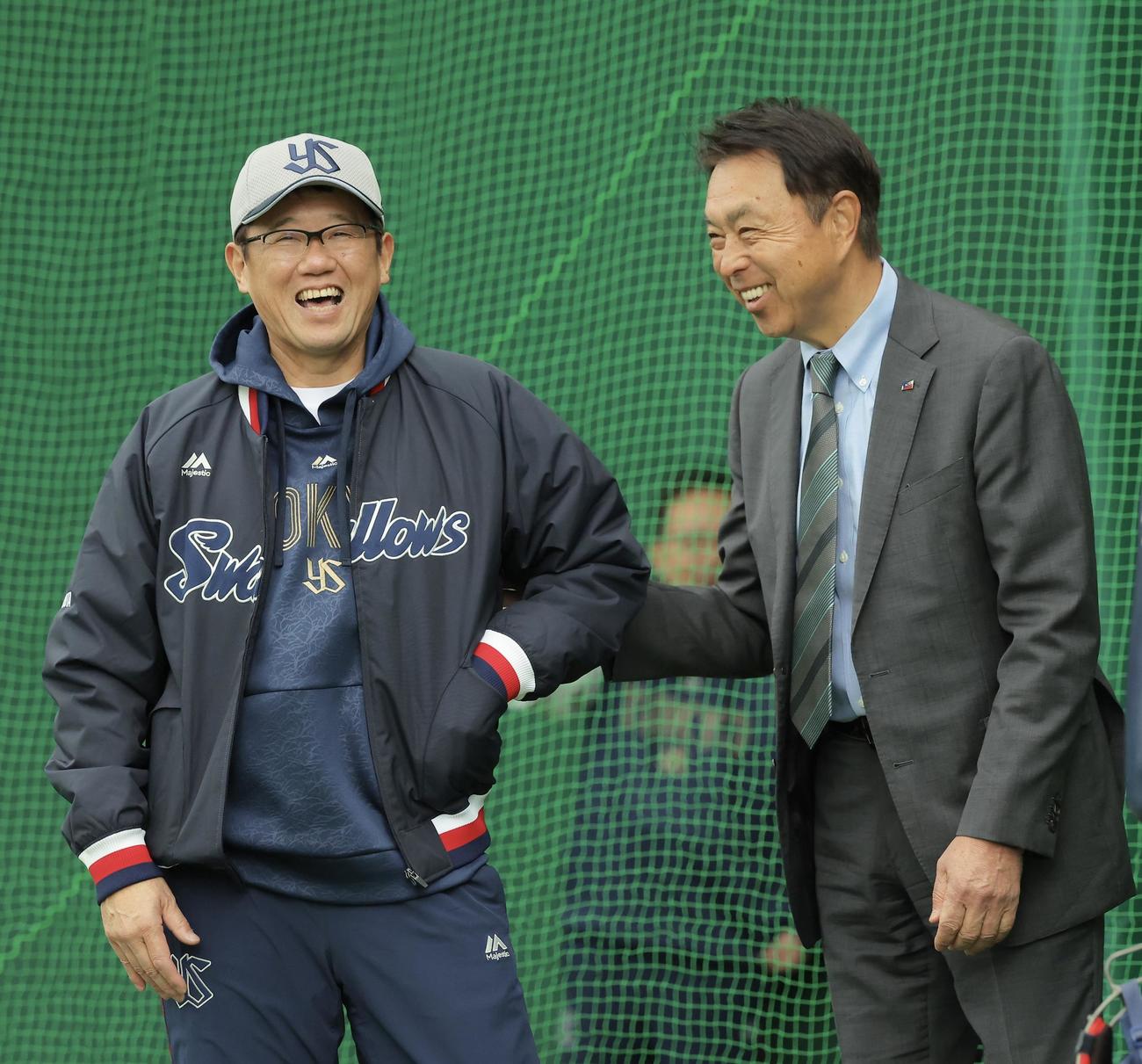 ブルペンで笑顔を見せる古田氏（左）と小川GM（撮影・河田真司）