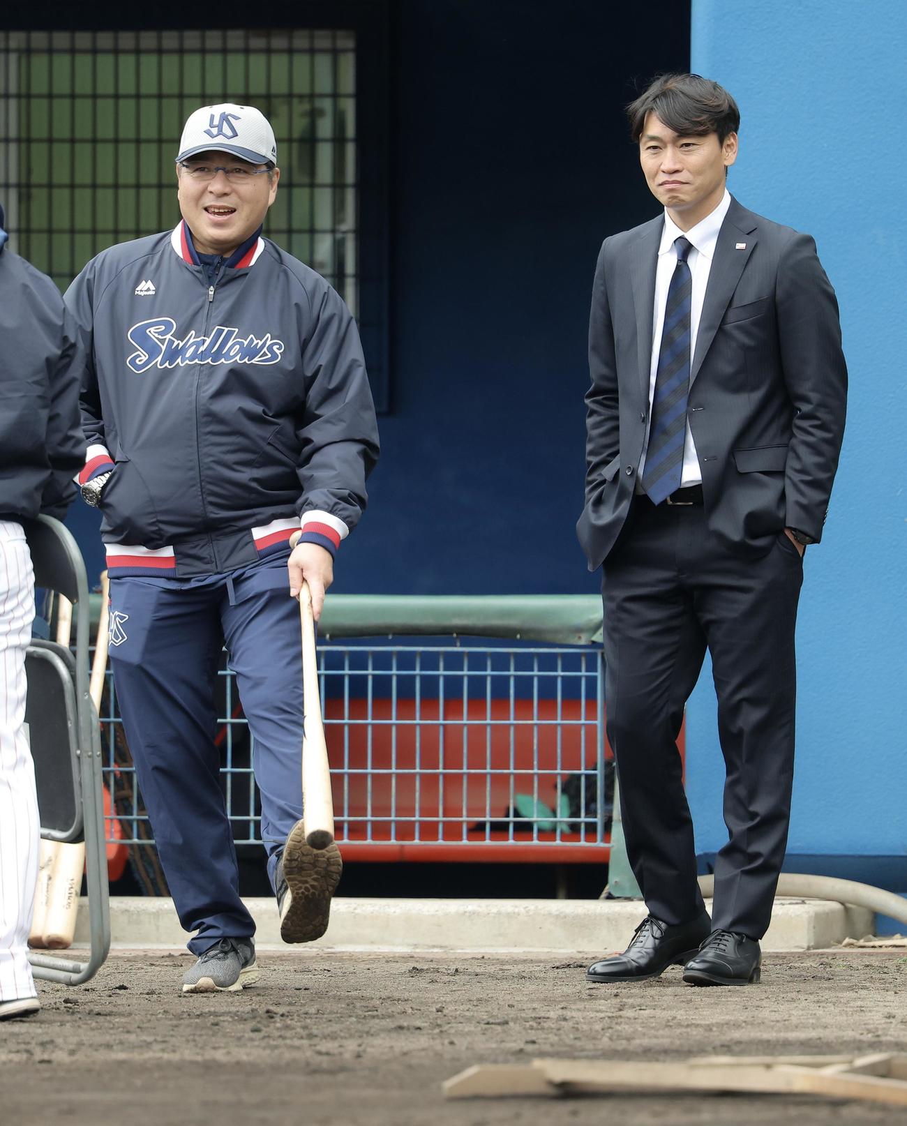 言葉を交わす真中氏（左）とヤクルト青木GM特別補佐（撮影・河田真司）