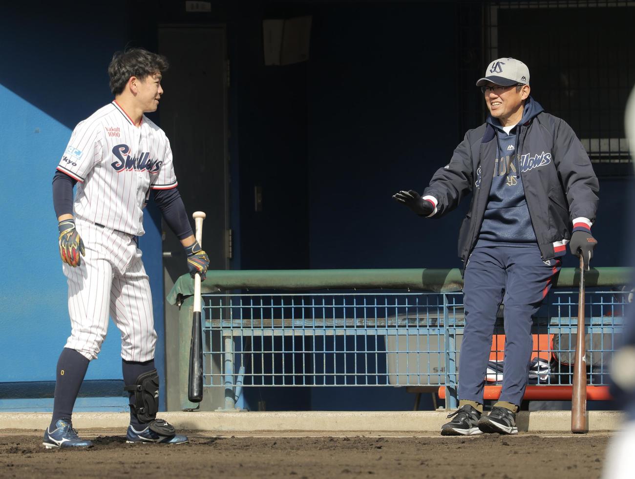 ヤクルト並木（左）と言葉を交わす古田氏（撮影・河田真司）