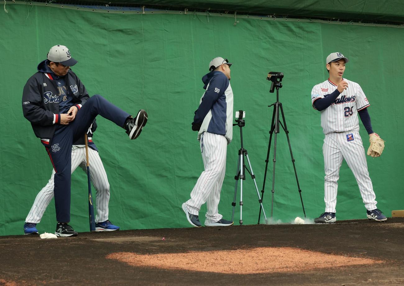 ブルペンでヤクルト小川（右）の投球フォームを真似する古田氏（撮影・河田真司）