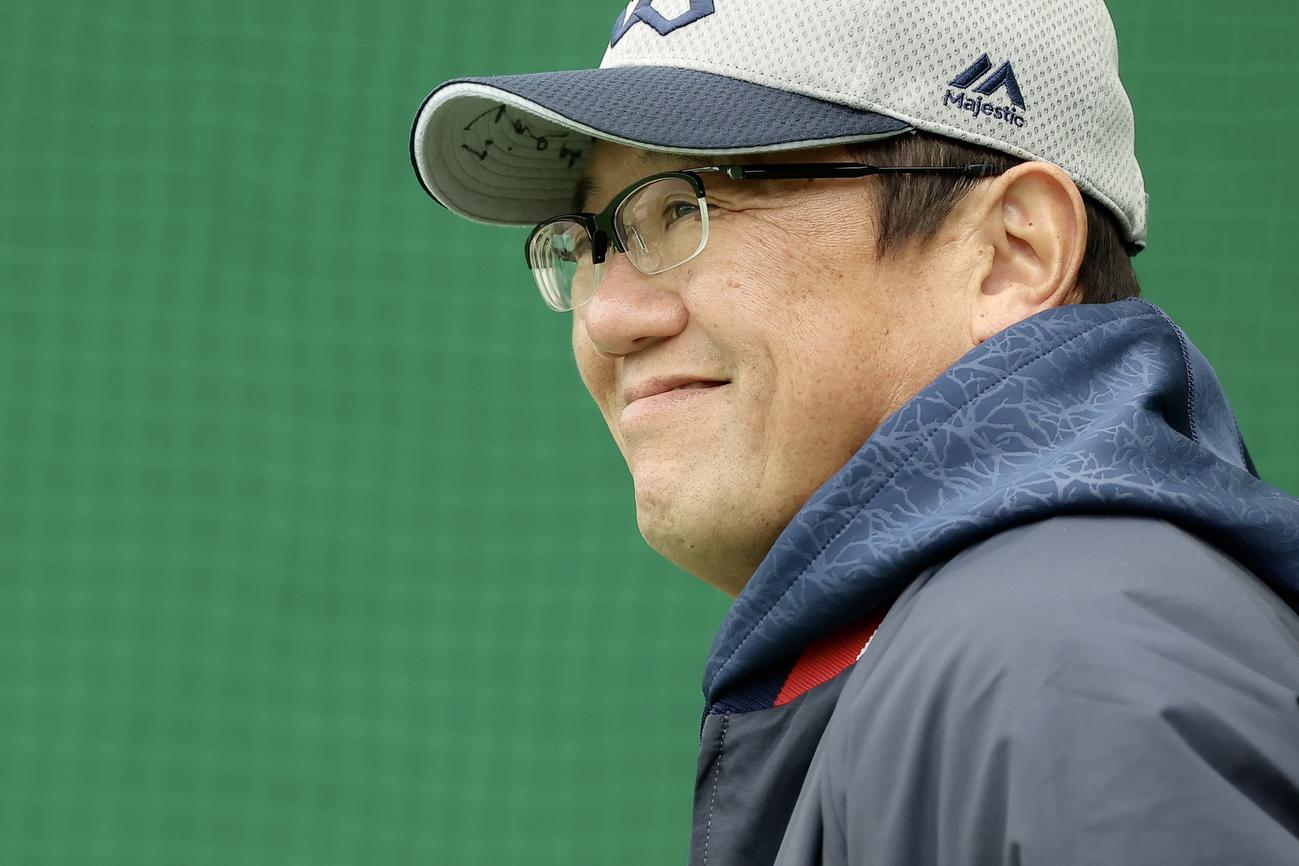 ブルペン投球する選手たちを見る古田氏（撮影・河田真司）