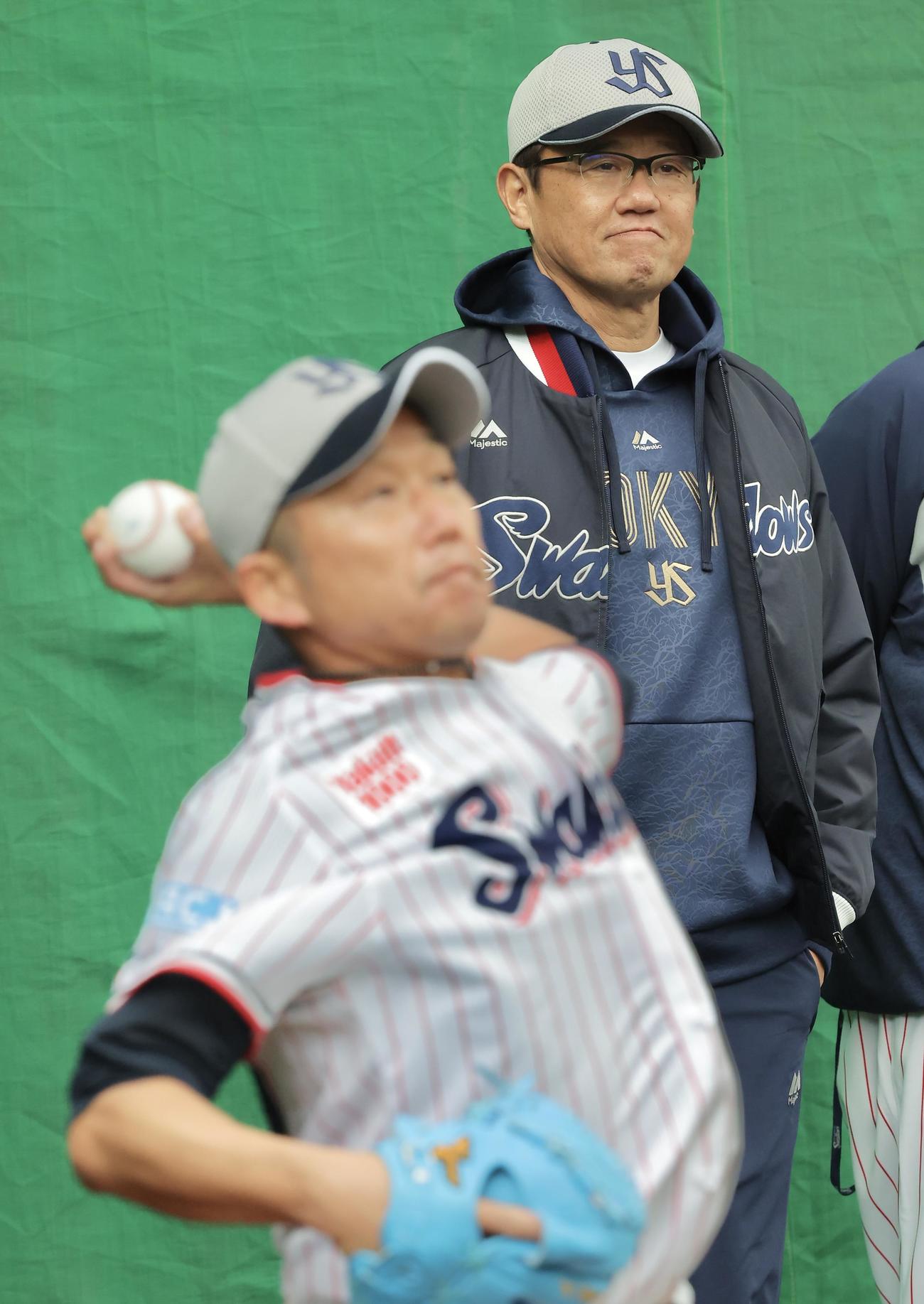 ブルペン投球するヤクルト石川を見つめる古田氏（撮影・河田真司）