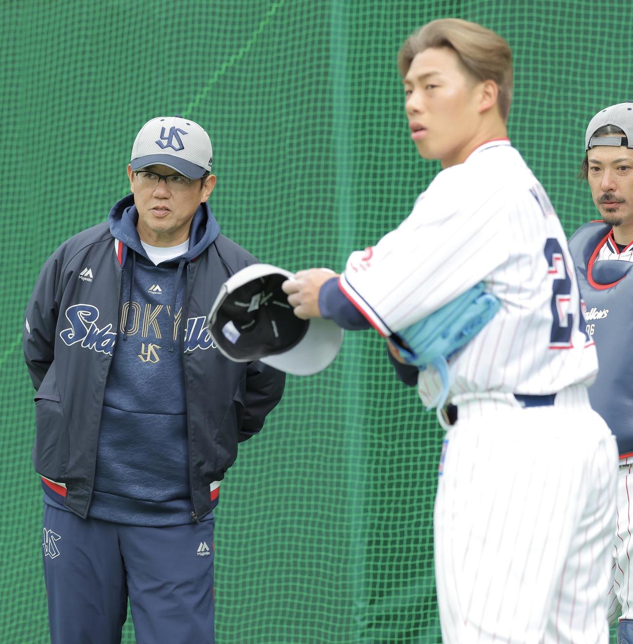 ブルペンでヤクルト山野（手前）と言葉を交わす古田氏（撮影・河田真司）
