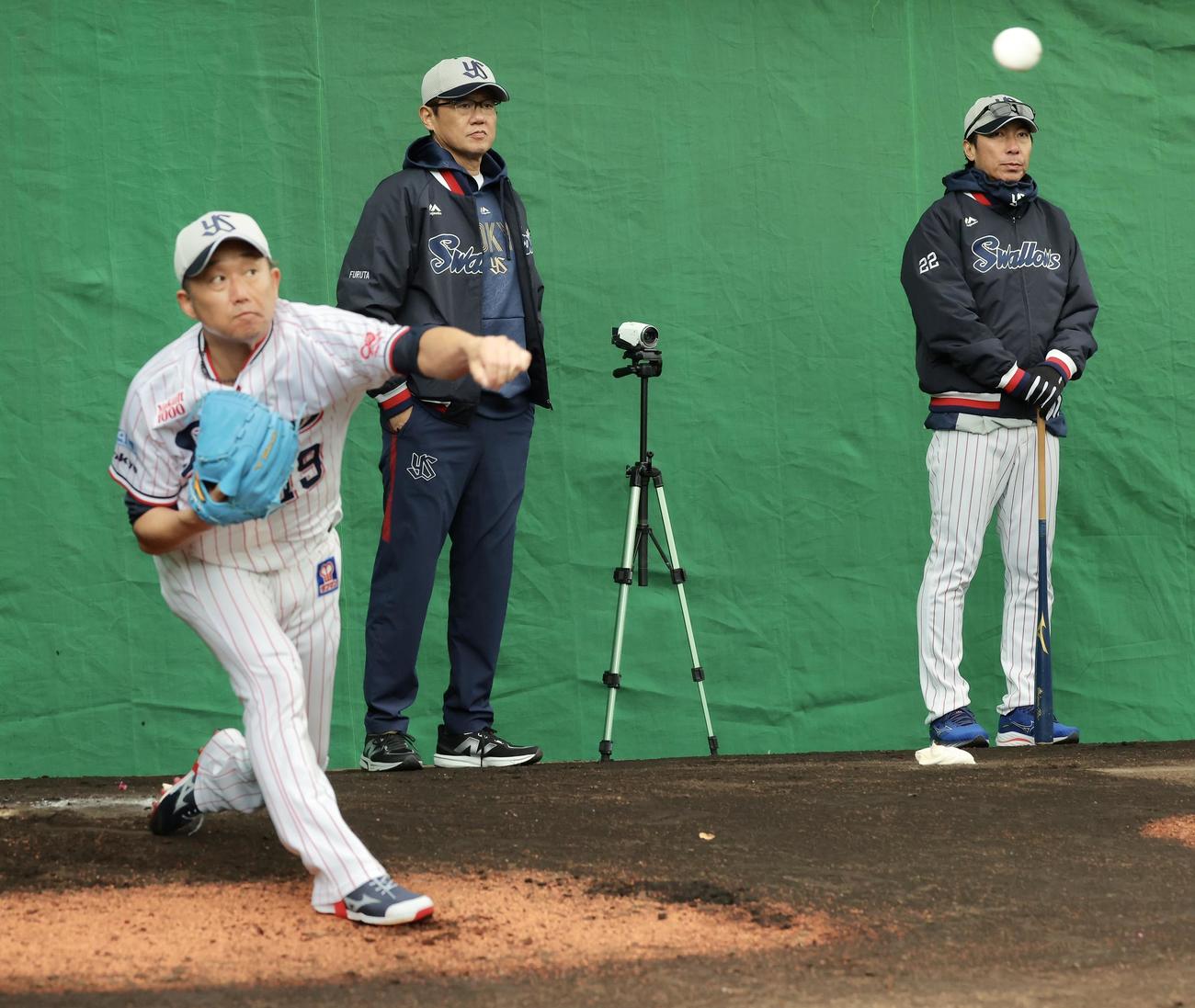 ブルペン投球するヤクルト石川（左）を見つめる古田氏（後方左）と高津監督（撮影・河田真司）