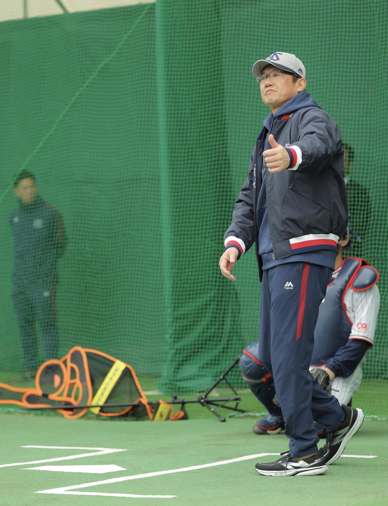 ブルペンの打席に立つ古田氏（撮影・河田真司）