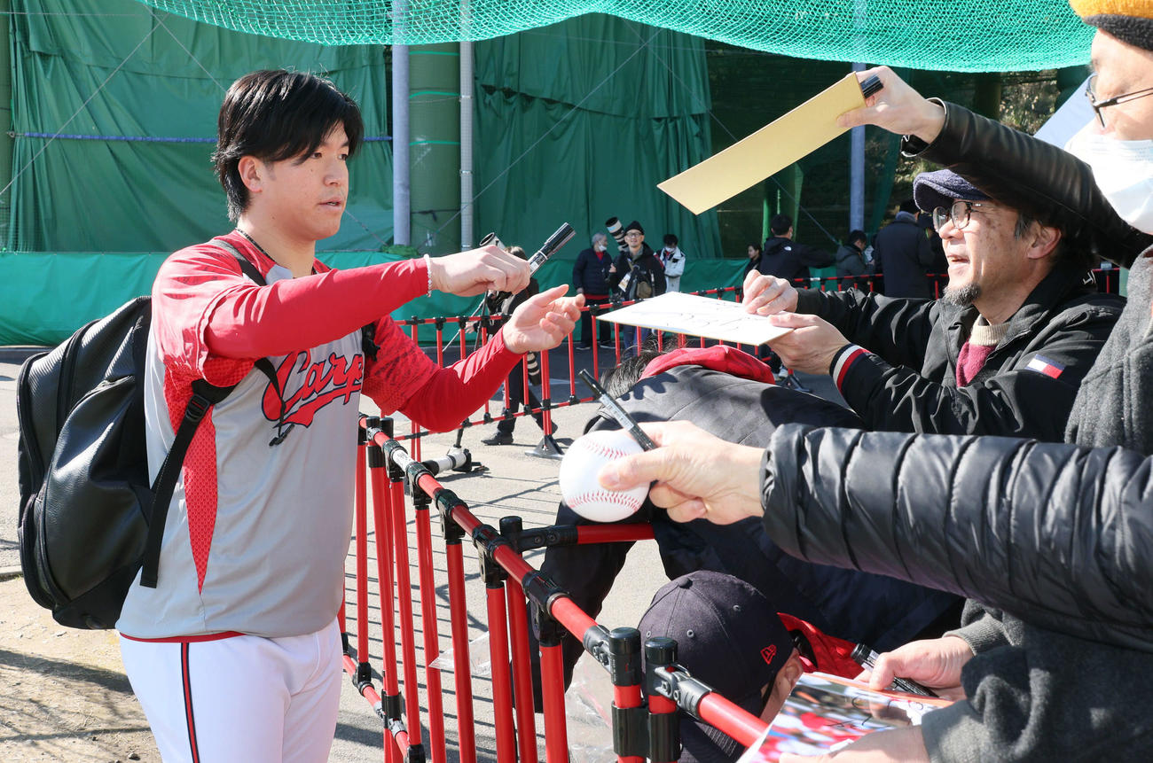 大勢のファンにサインする広島黒原（撮影・加藤孝規）