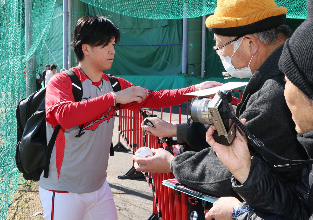 大勢のファンにサインする広島黒原（撮影・加藤孝規）