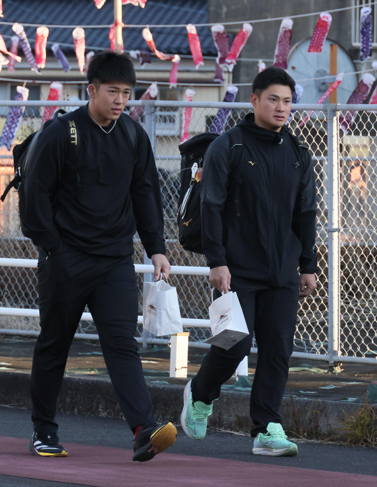 「徒歩通勤」する広島田村（右）と仲田（撮影・加藤孝規）