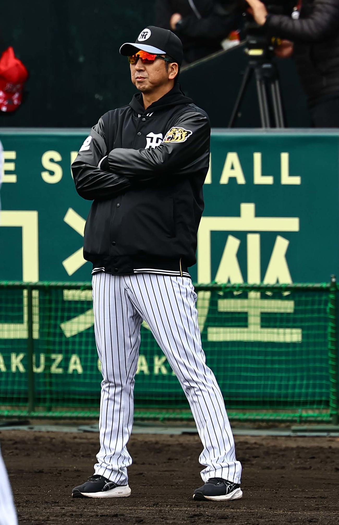 練習を見守る藤川監督（撮影・上田博志）