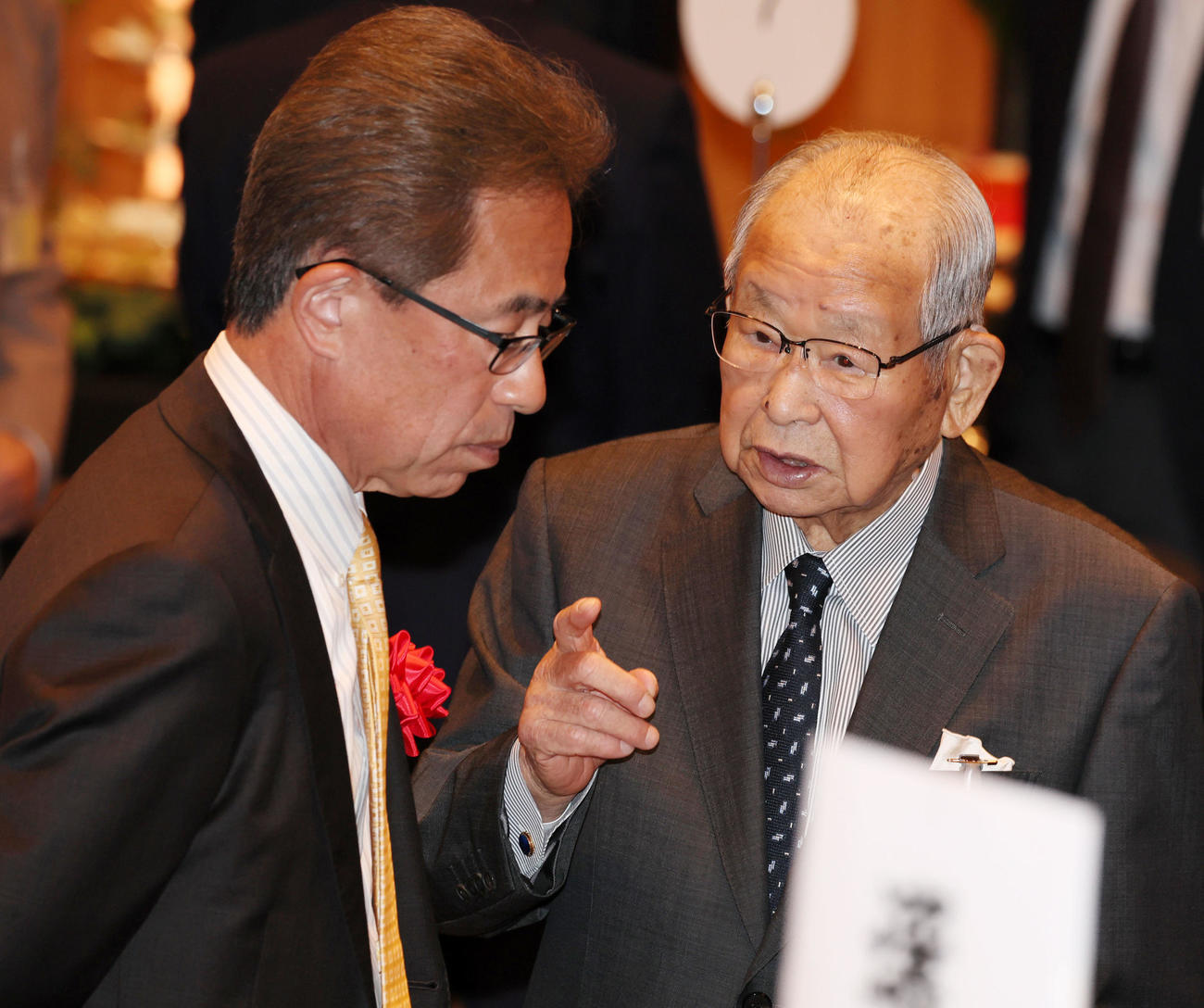 2024年11月、OB総会に出席し粟井球団社長（左）と話す日刊スポーツ評論家の吉田氏