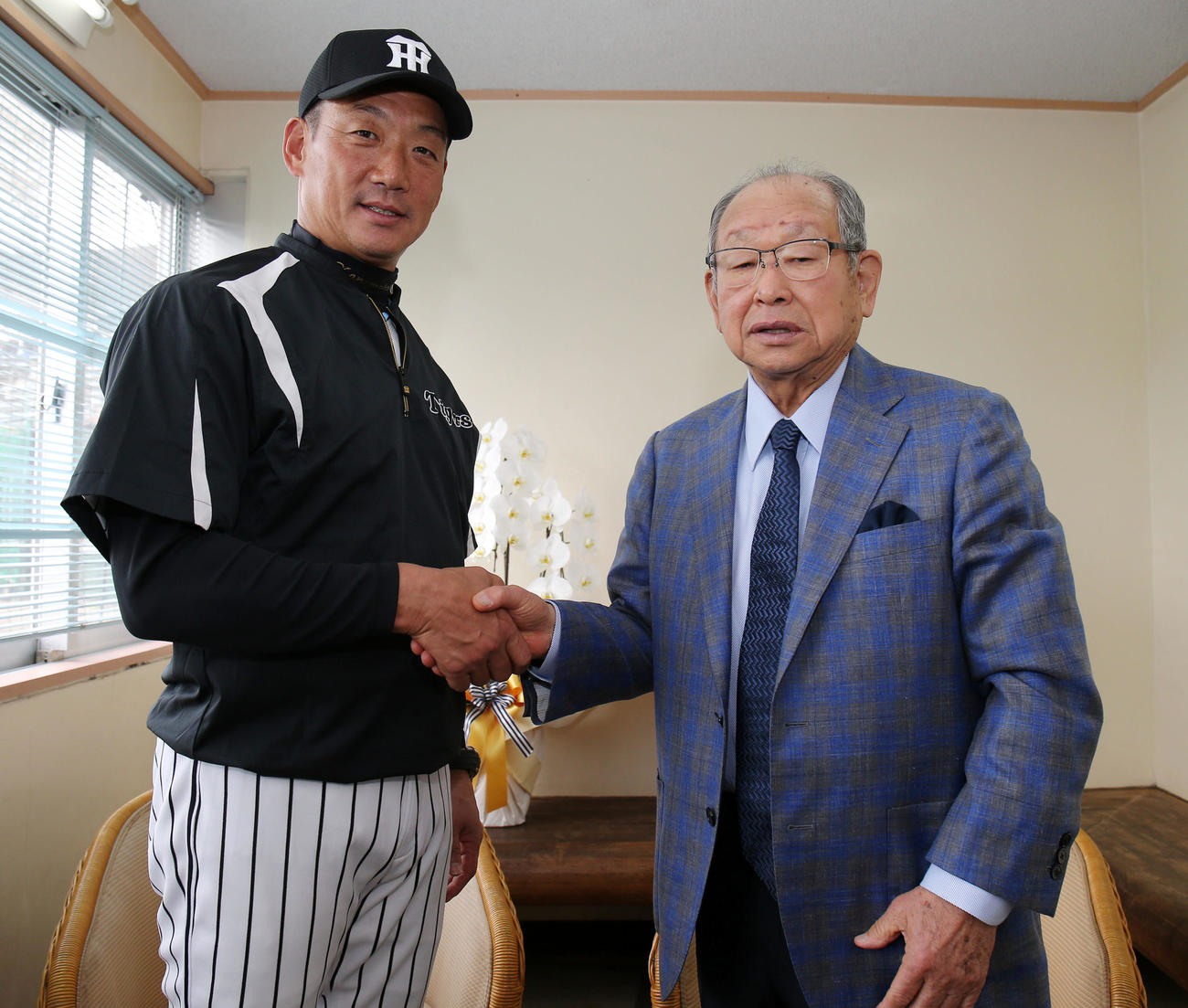 2017年2月、金本知憲監督（左）と握手する吉田義男さん