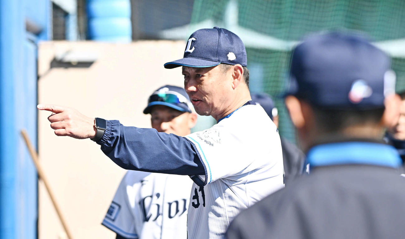 シートノックを終え選手に話す西武鳥越ヘッドコーチ（撮影・滝沢徹郎）