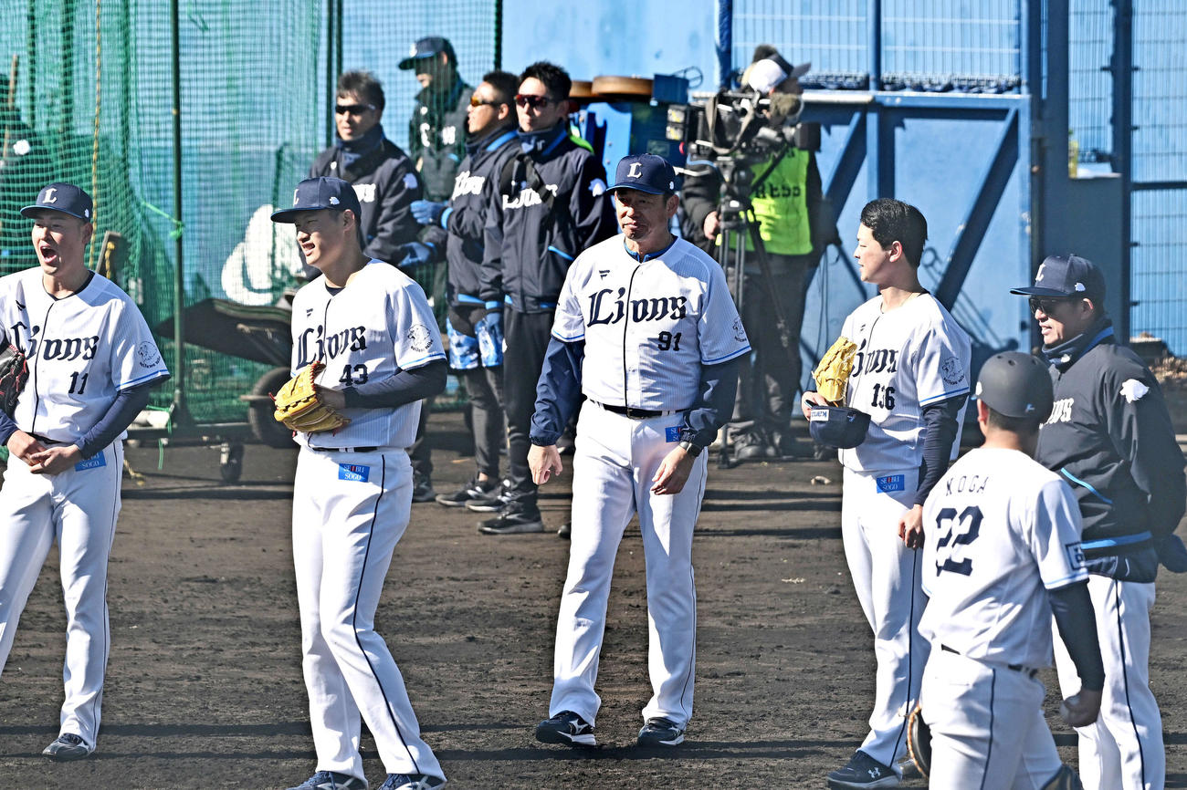 投内連係を見守る西武鳥越ヘッドコーチ（左から3人目）（撮影・滝沢徹郎）