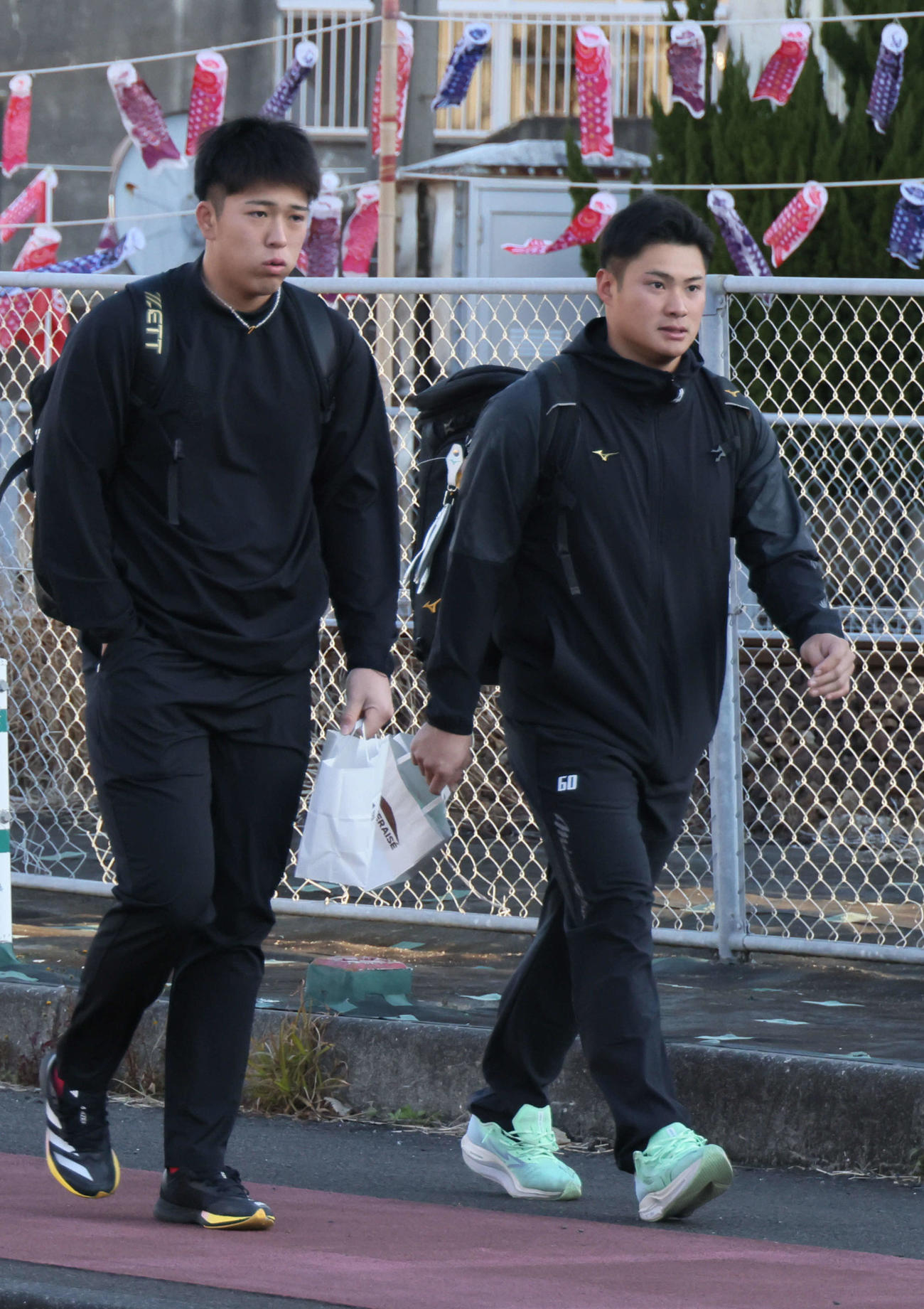 「徒歩通勤」する広島田村（右）と仲田（撮影・加藤孝規）