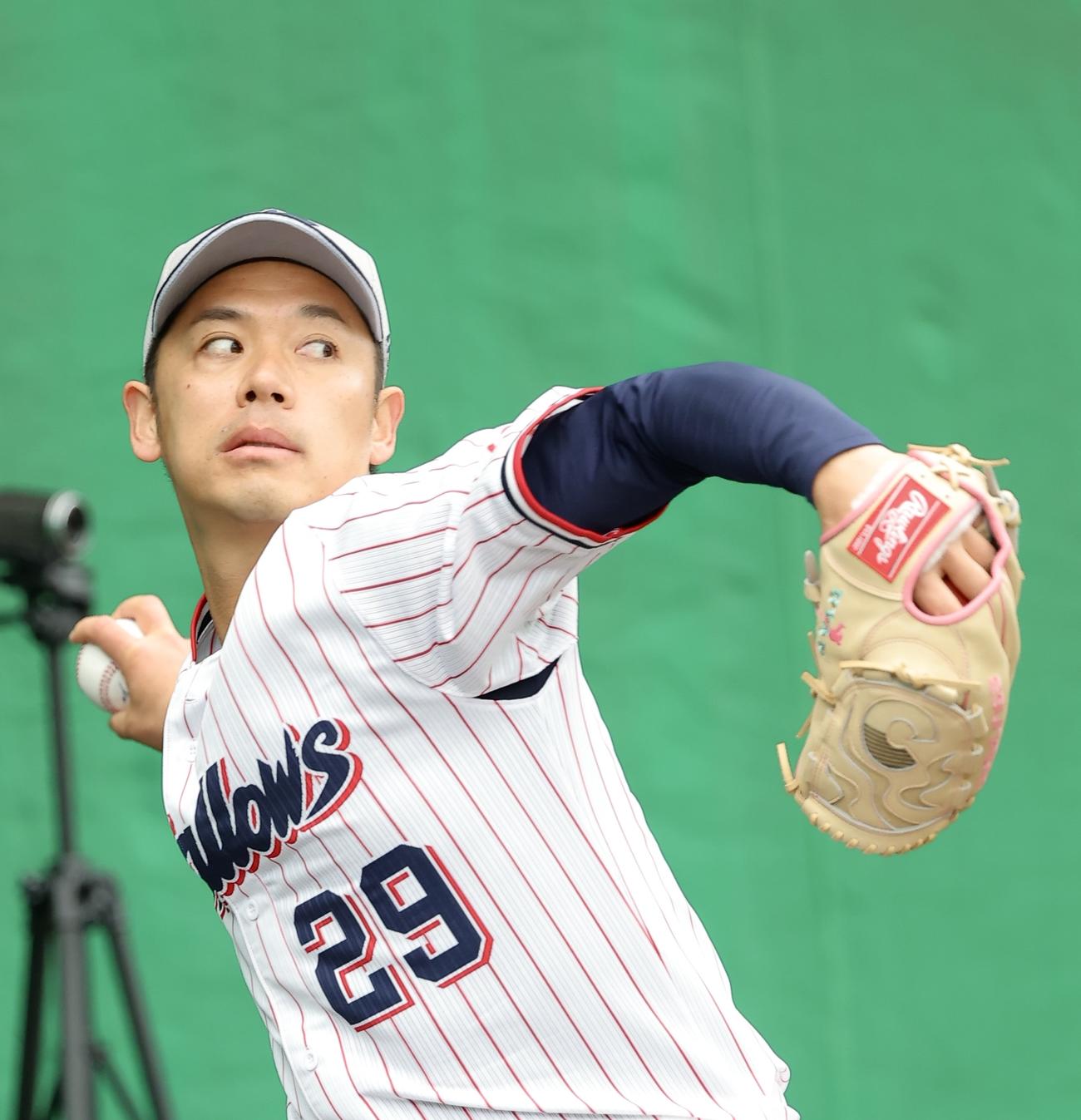 ブルペン投球するヤクルト小川（撮影・河田真司）