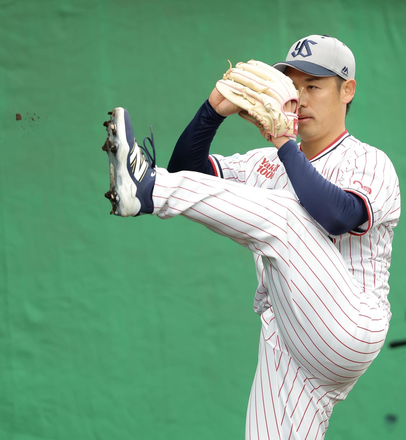 ブルペン投球するヤクルト小川（撮影・河田真司）