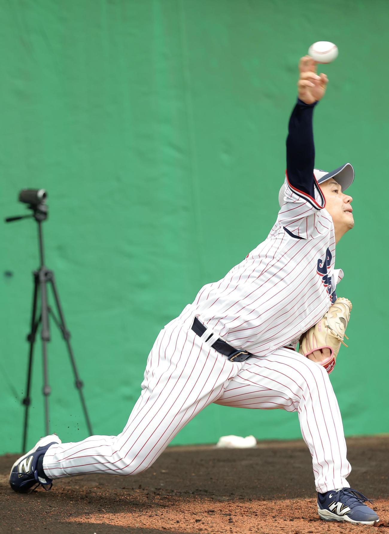 ブルペン投球するヤクルト小川（撮影・河田真司）