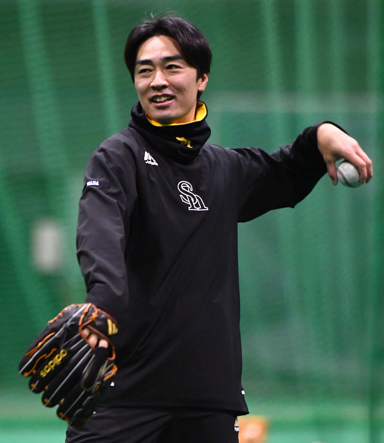 キャッチボールを行うソフトバンク和田アドバイザー（撮影・岩下翔太）