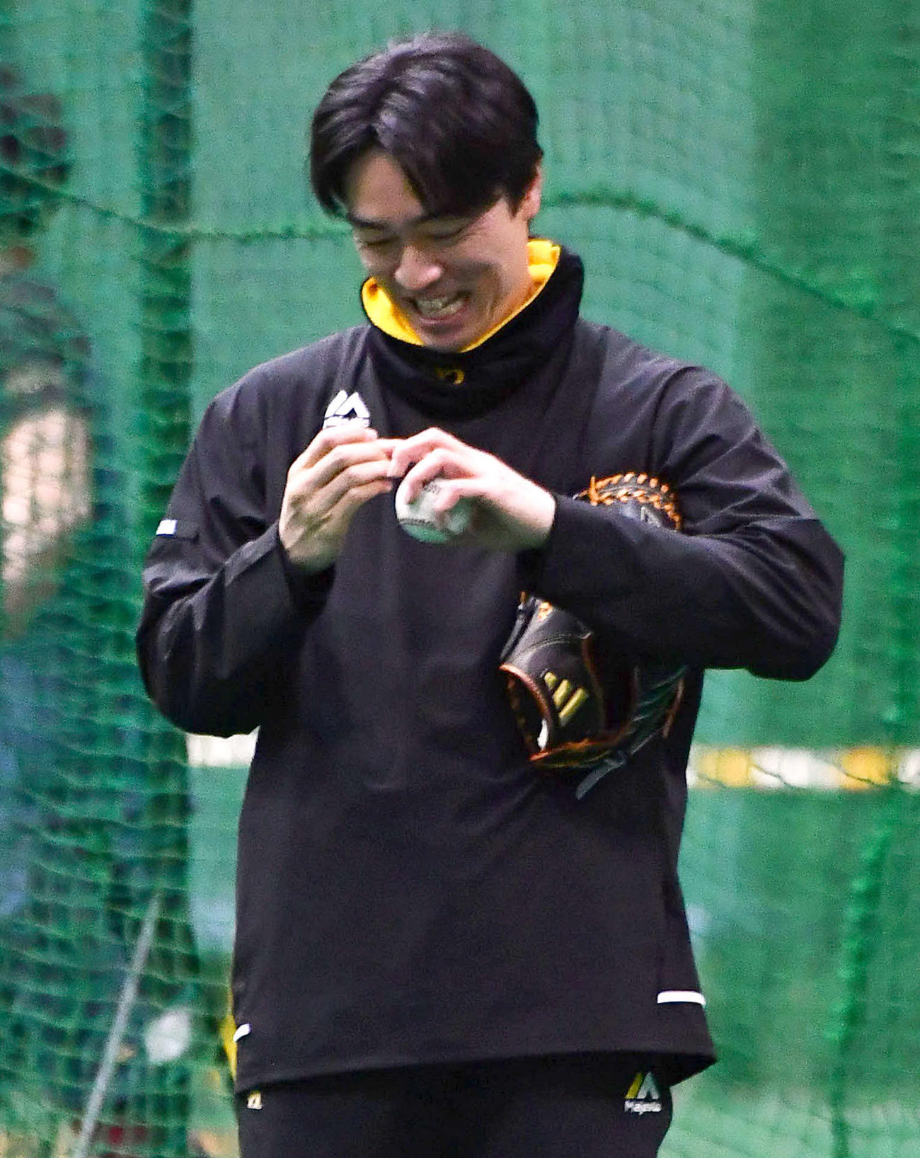 キャッチボール中、爪が割れてしまったソフトバンク和田アドバイザー（撮影・岩下翔太）