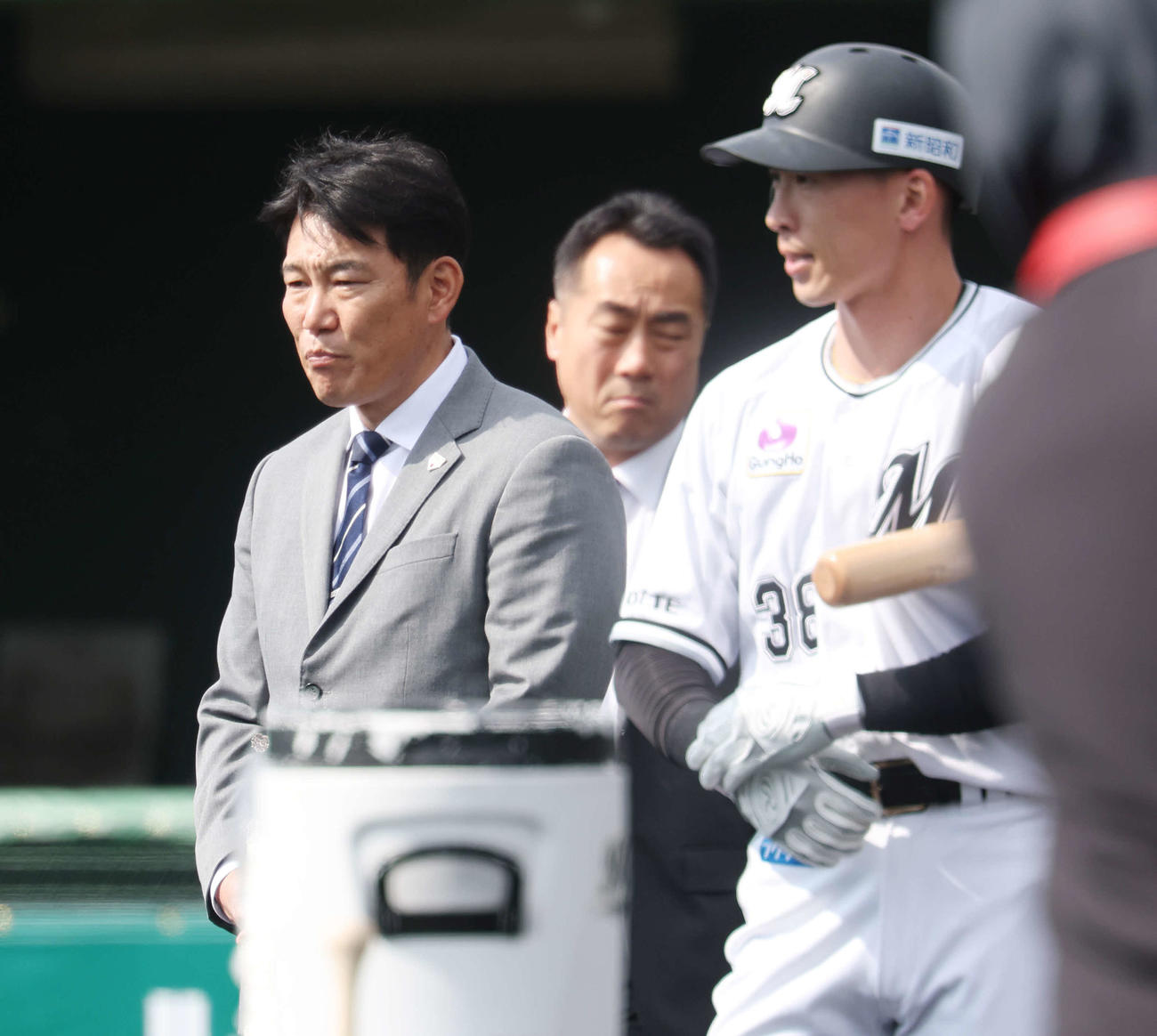 視察に訪れた侍ジャパン井端監督（左）とロッテ高部（撮影・宮地輝）