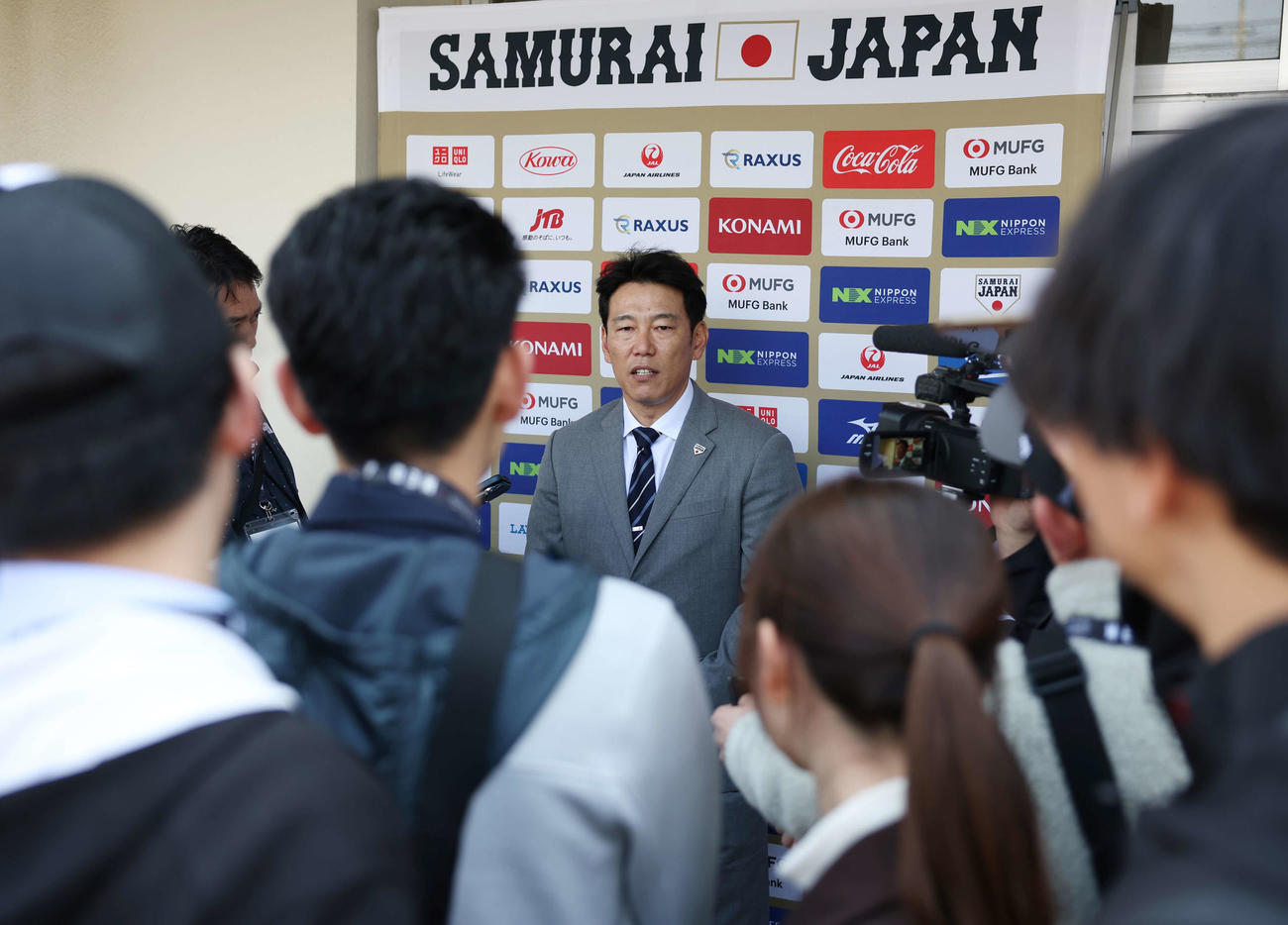記者の質問に答える侍ジャパン井端監督（撮影・宮地輝）