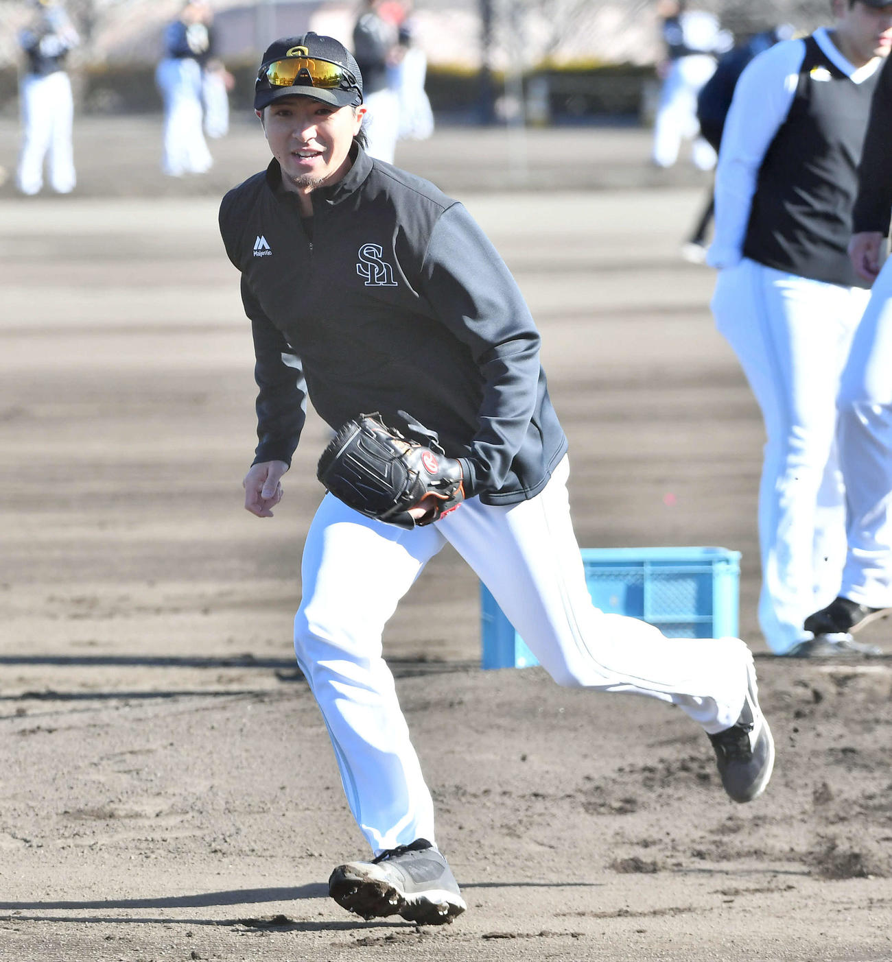 投内連係を行うソフトバンク上沢（撮影・岩下翔太）