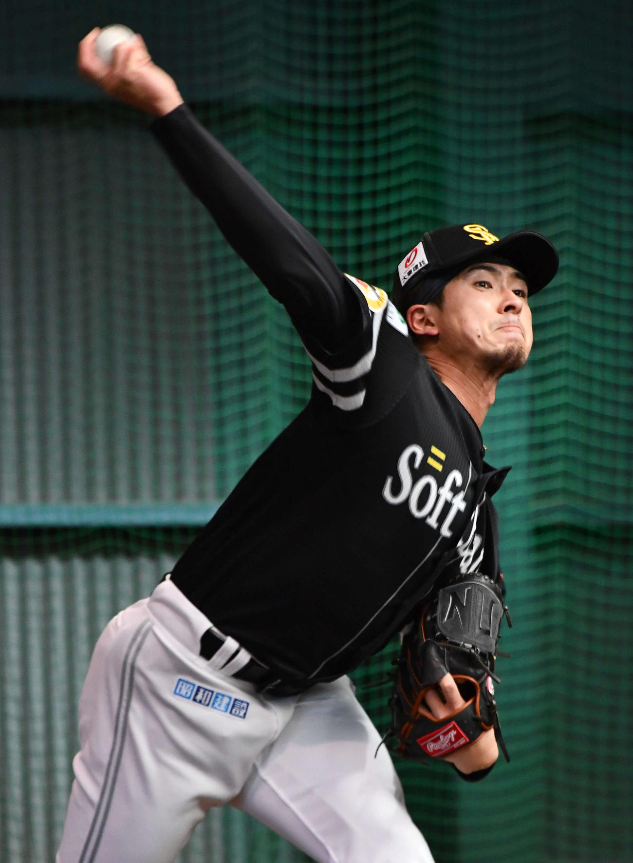 ブルペンで投げ込むソフトバンク上沢（撮影・岩下翔太）