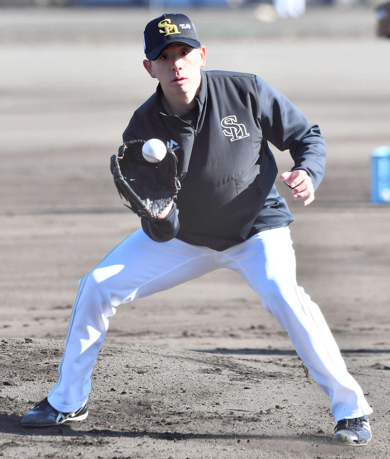 投内連係を行うソフトバンク大関（撮影・岩下翔太）