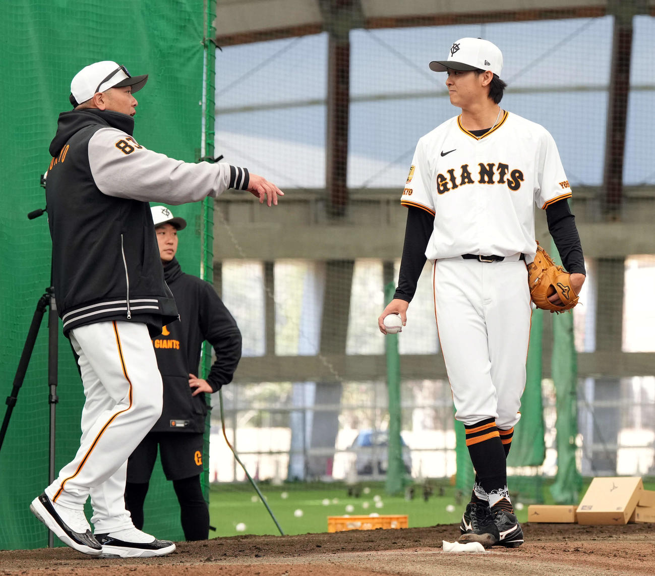 阿部監督からアドバイスを受ける巨人田中瑛（撮影・たえ見朱実）