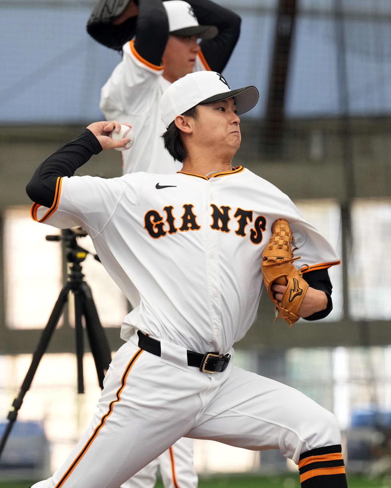 ブルペンで投球練習を行った巨人田中瑛（撮影・たえ見朱実）