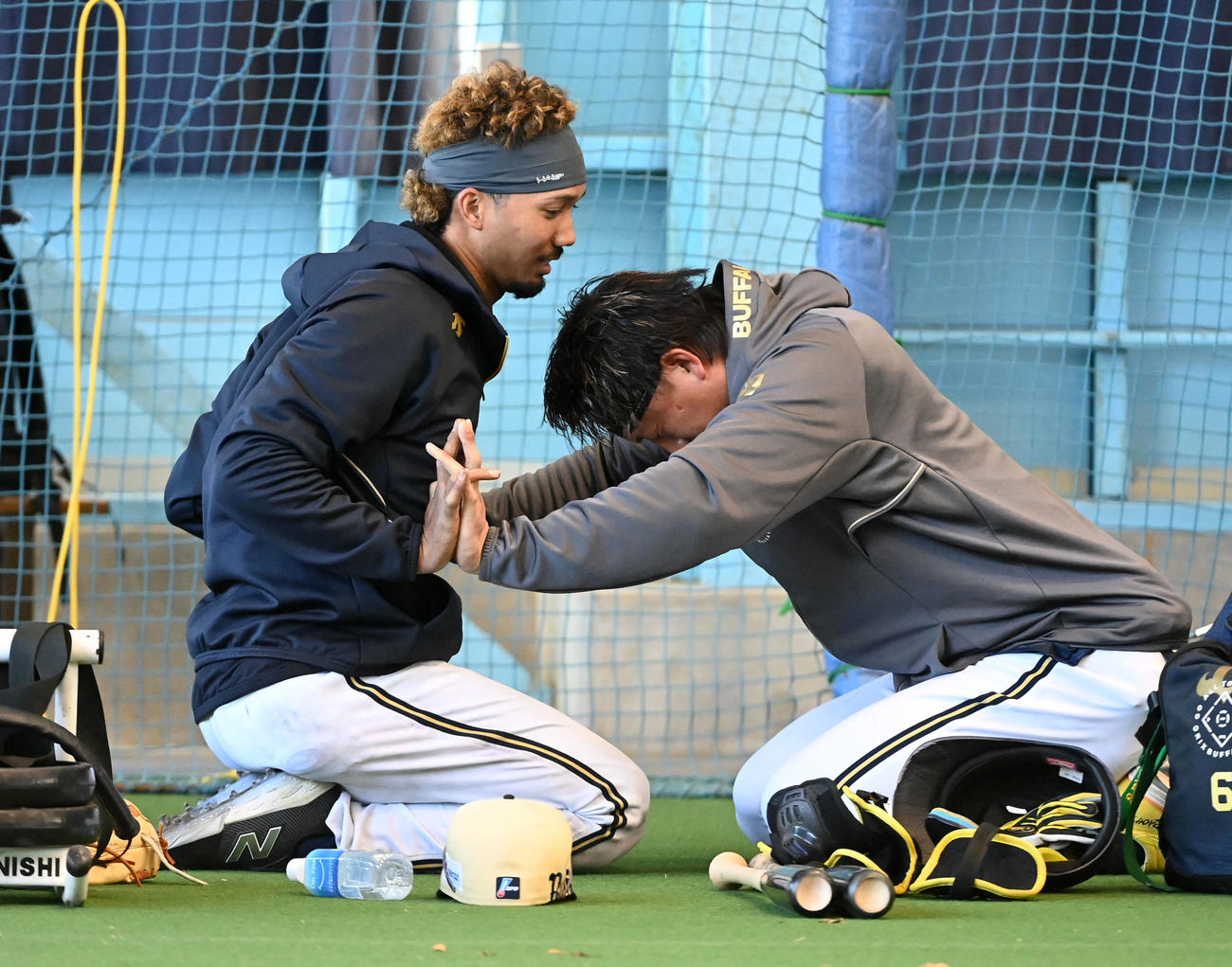 笑顔でトレーニングを行うオリックス宗（左）と杉本（撮影・前岡正明）