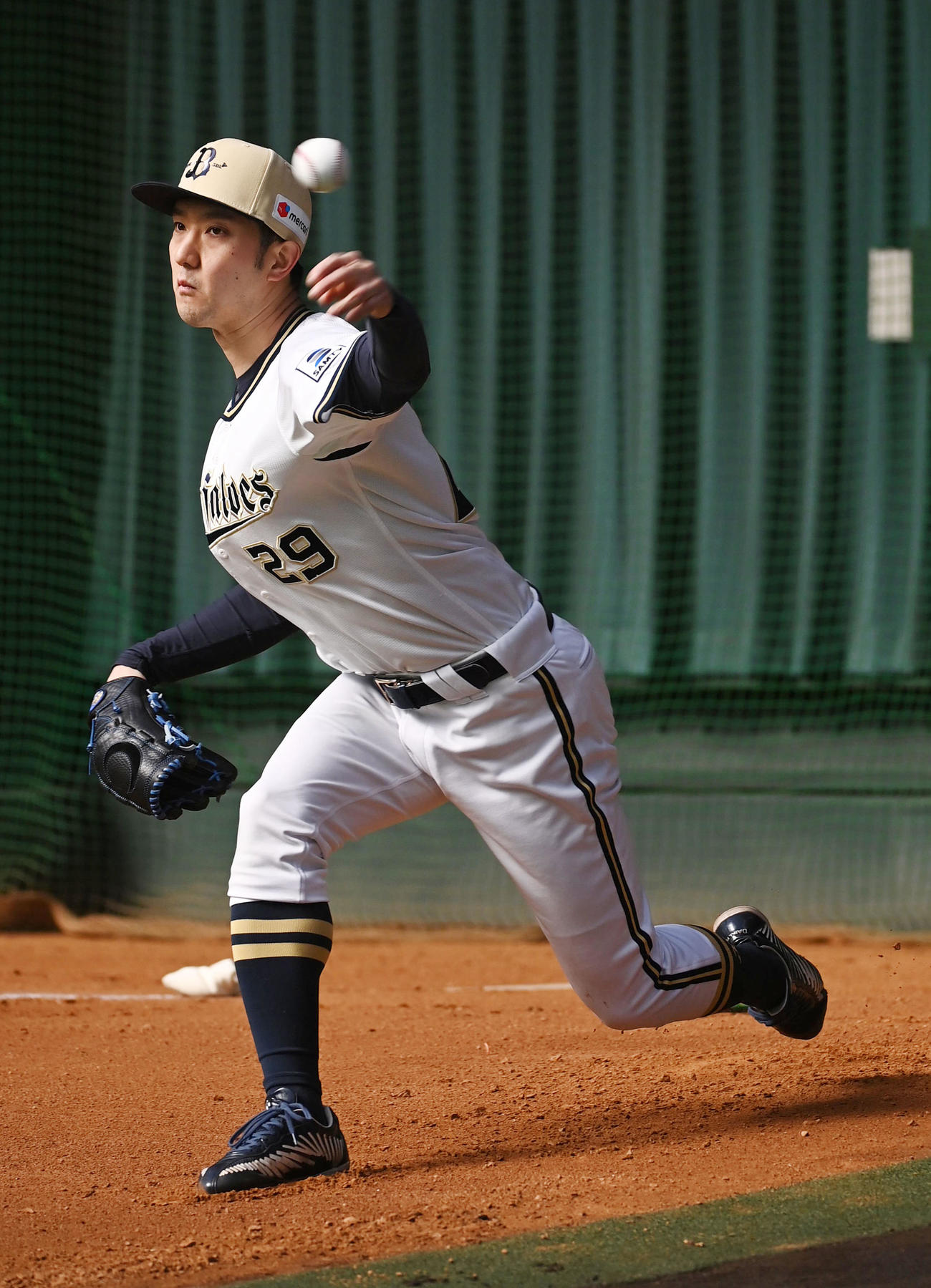 フォーム改造を行ったオリックス田嶋大樹はブルペンで投球練習（撮影・前岡正明）