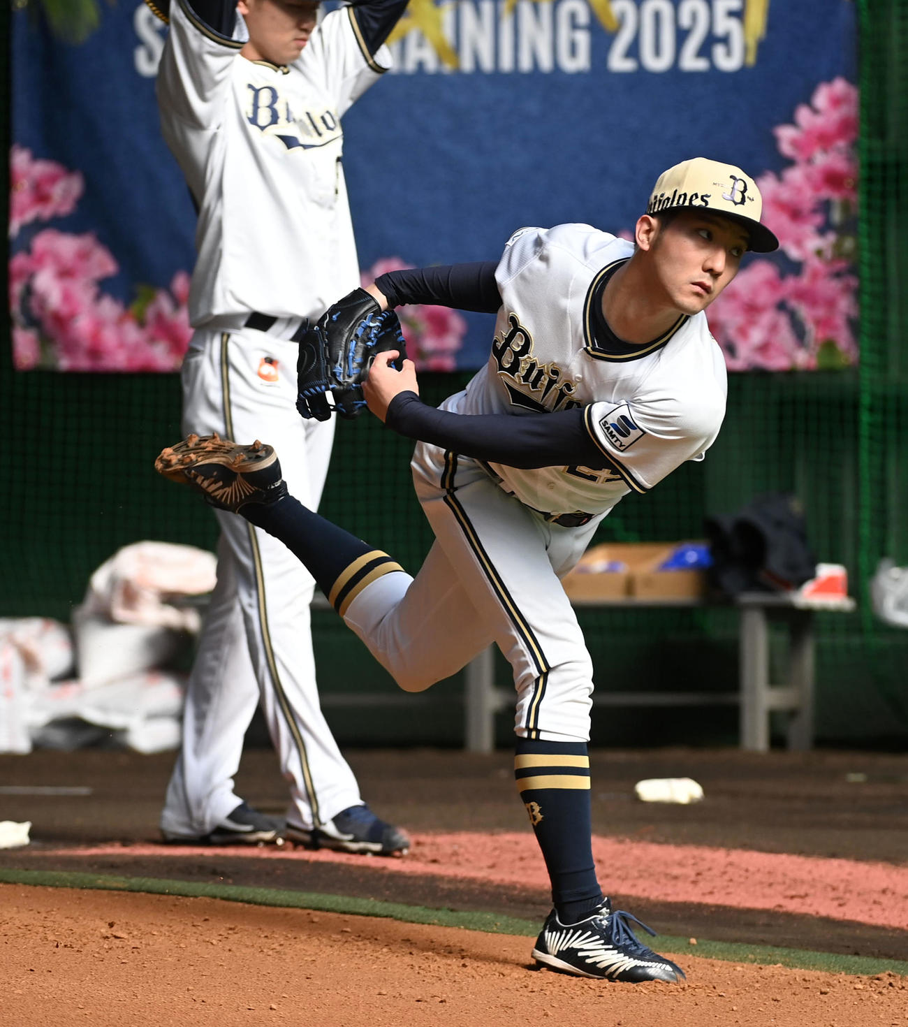 ブルペンで投球練習を行うオリックス田嶋（撮影・前岡正明）