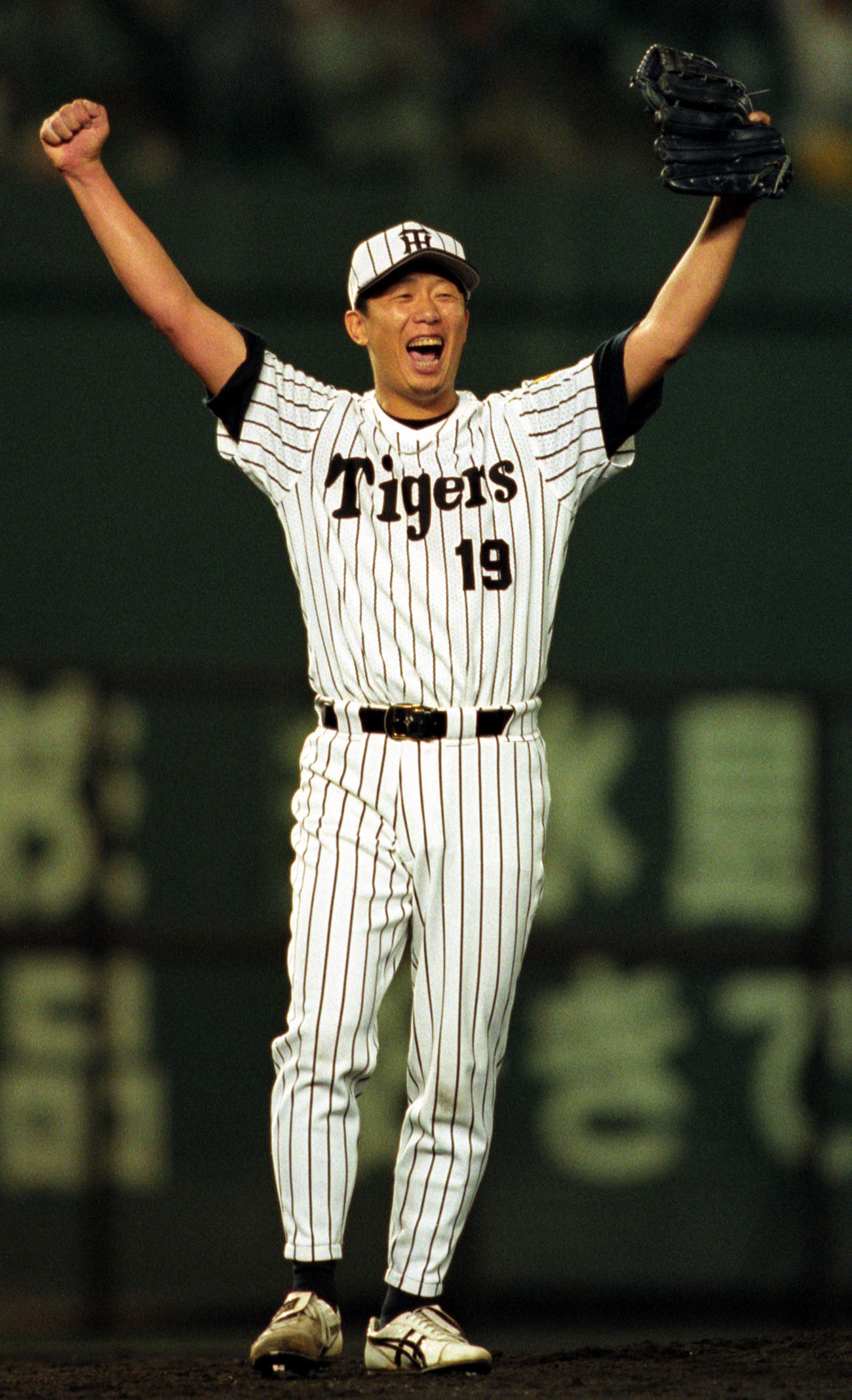 1998年5月26日、阪神対中日9回戦　ノーヒットノーランを達成した阪神・川尻哲郎は万歳
