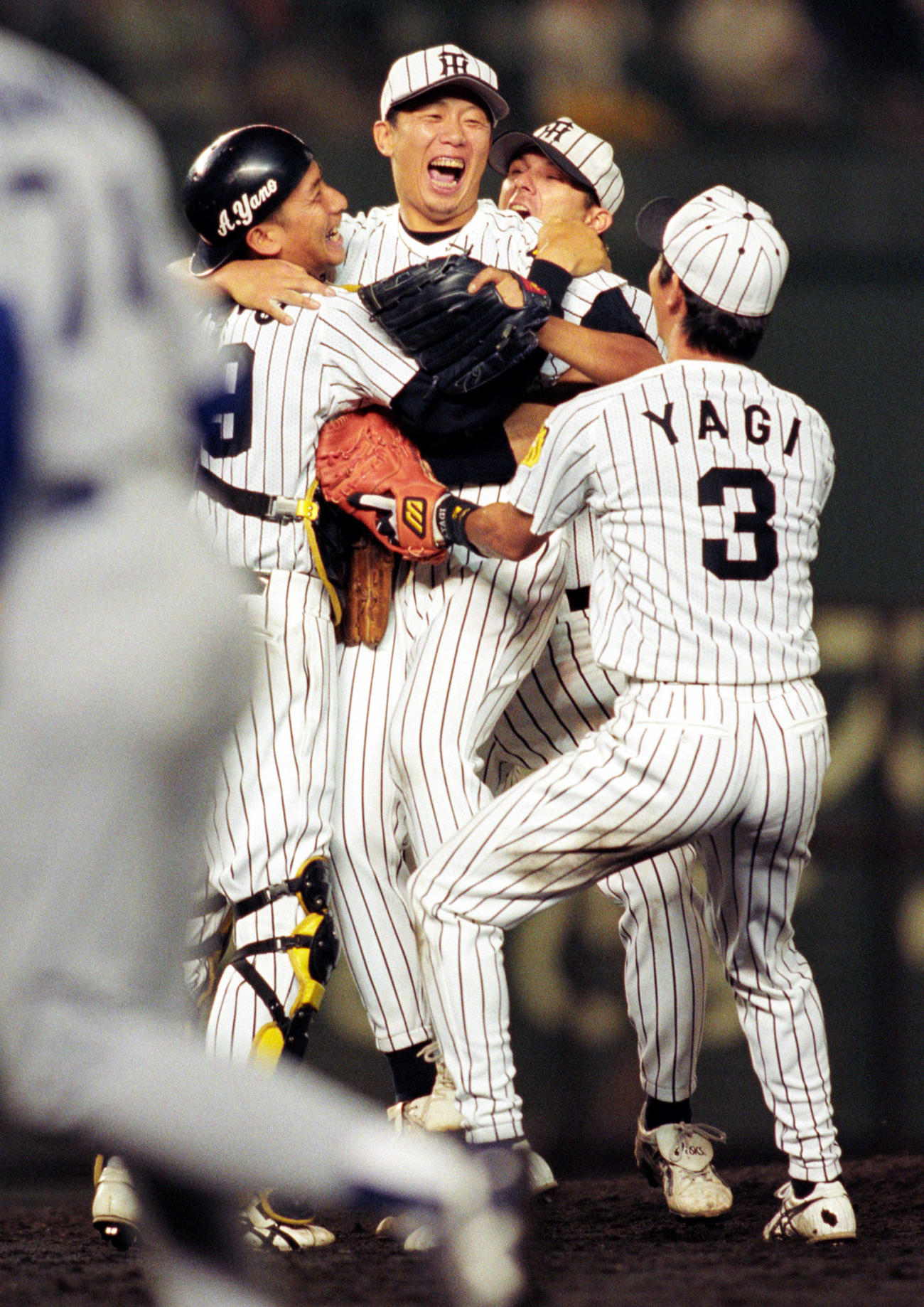 98年5月、中日戦でノーヒットノーランを達成してナインと抱き合う阪神川尻（中央）