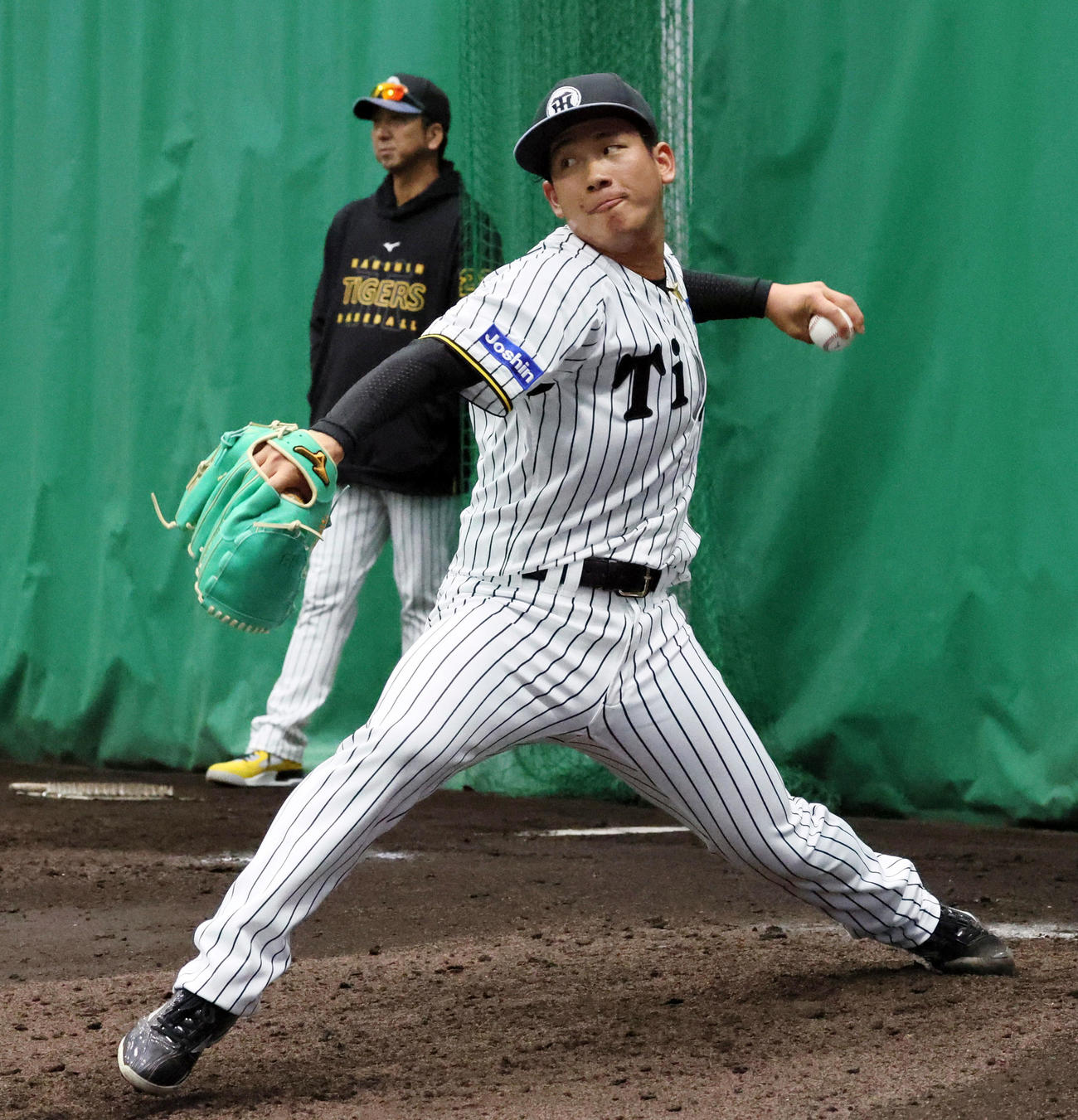 3日、ブルペンで投球練習する伊原（撮影・加藤哉）