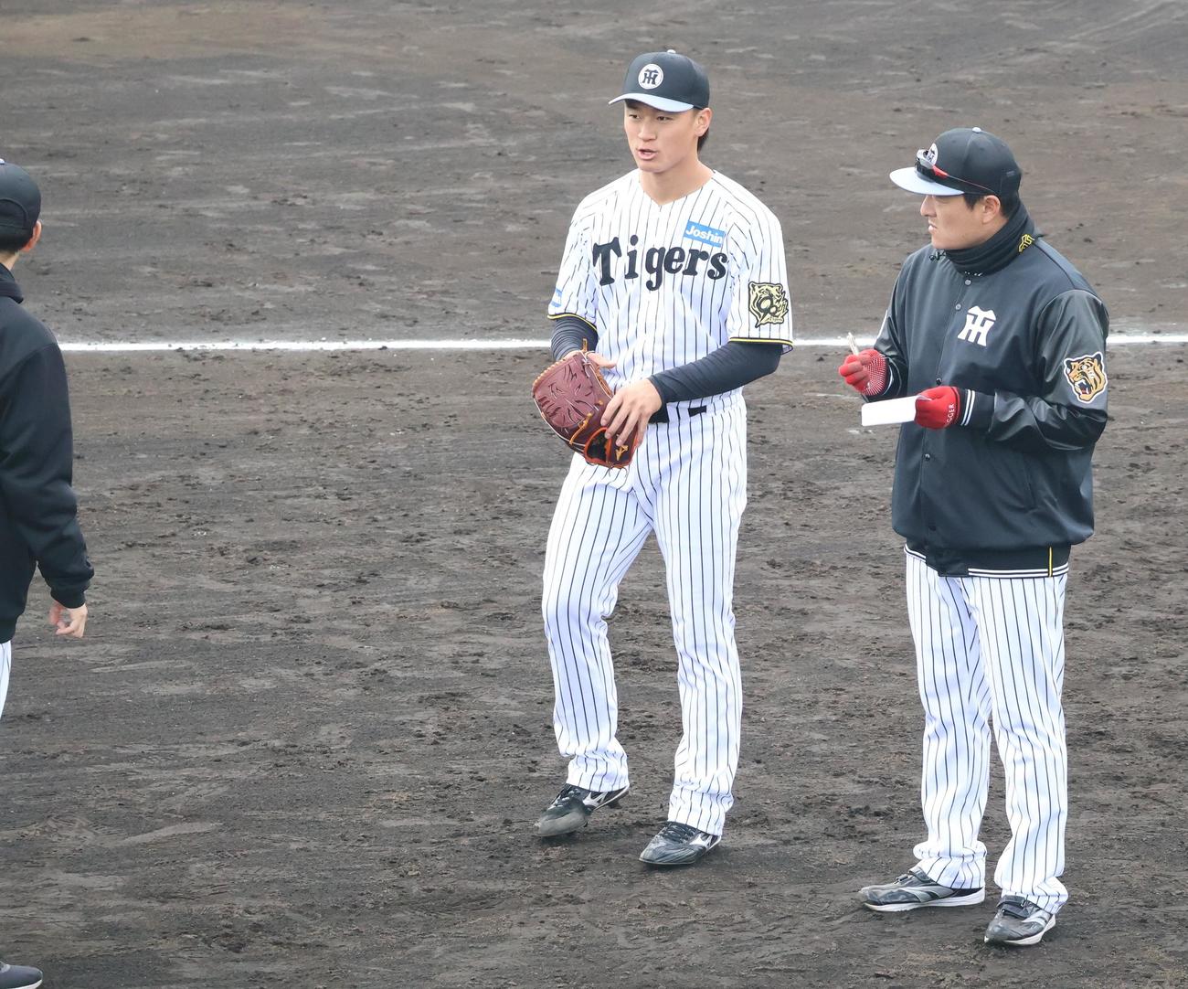具志川キャンプでシート打撃後に話をする阪神森木（左）と久保田2軍投手コーチ（撮影・塚本光）