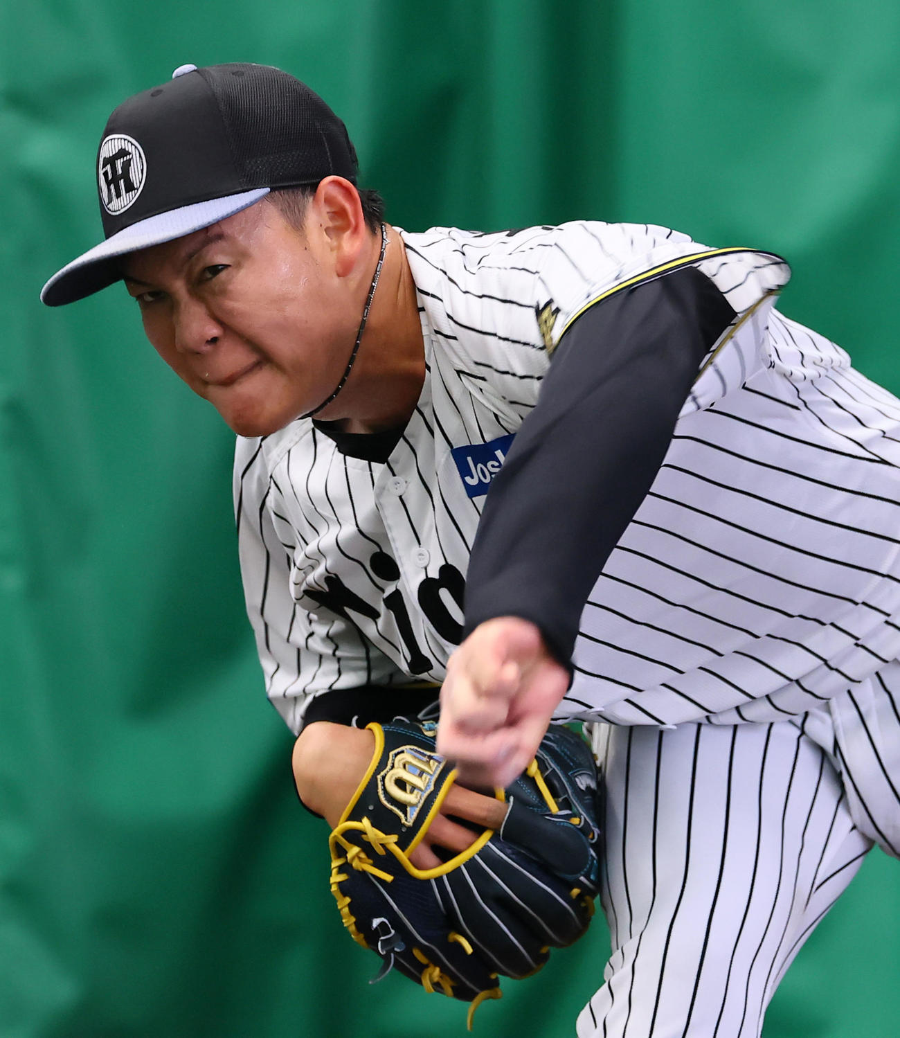 ブルペンで投げ込む及川（撮影・藤尾明華）