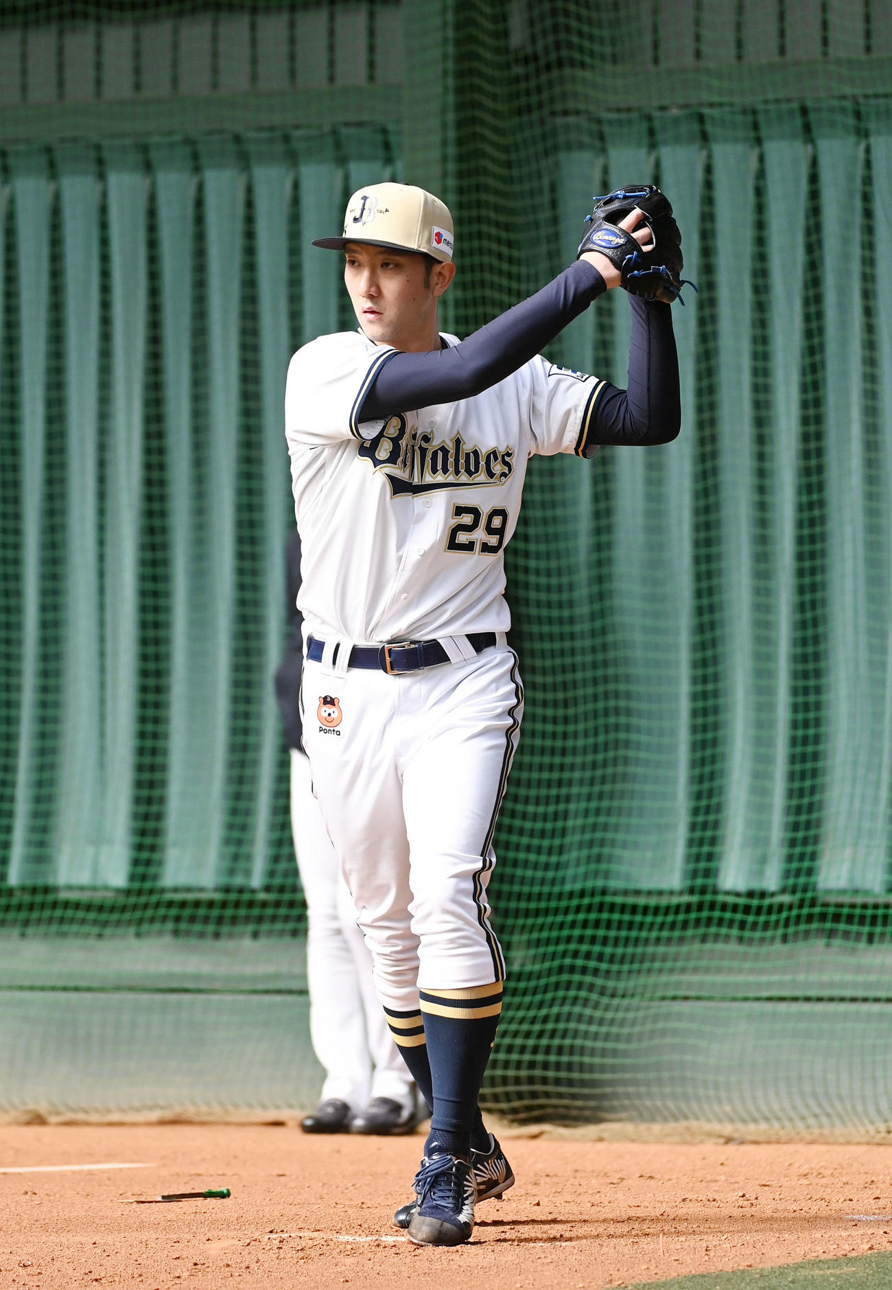 フォーム改造を行ったオリックス田嶋大樹はブルペンで投球練習（撮影・前岡正明）