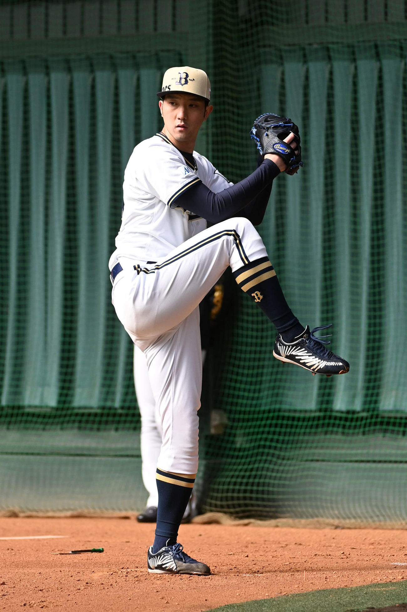 フォーム改造を行ったオリックス田嶋大樹はブルペンで投球練習（撮影・前岡正明）