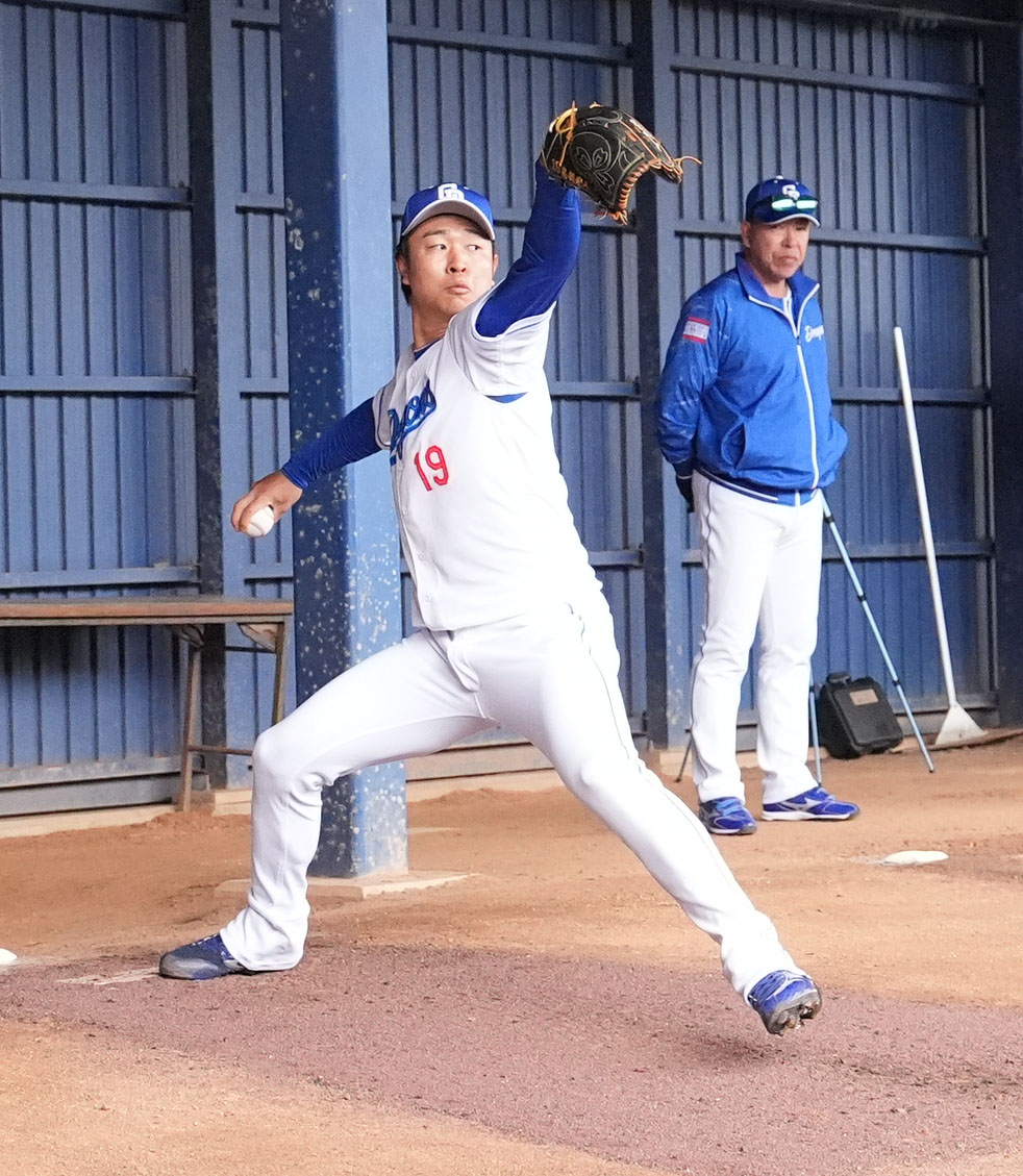 ブルペンで投球練習をする高橋宏（左）右は井上監督（撮影・森本幸一）