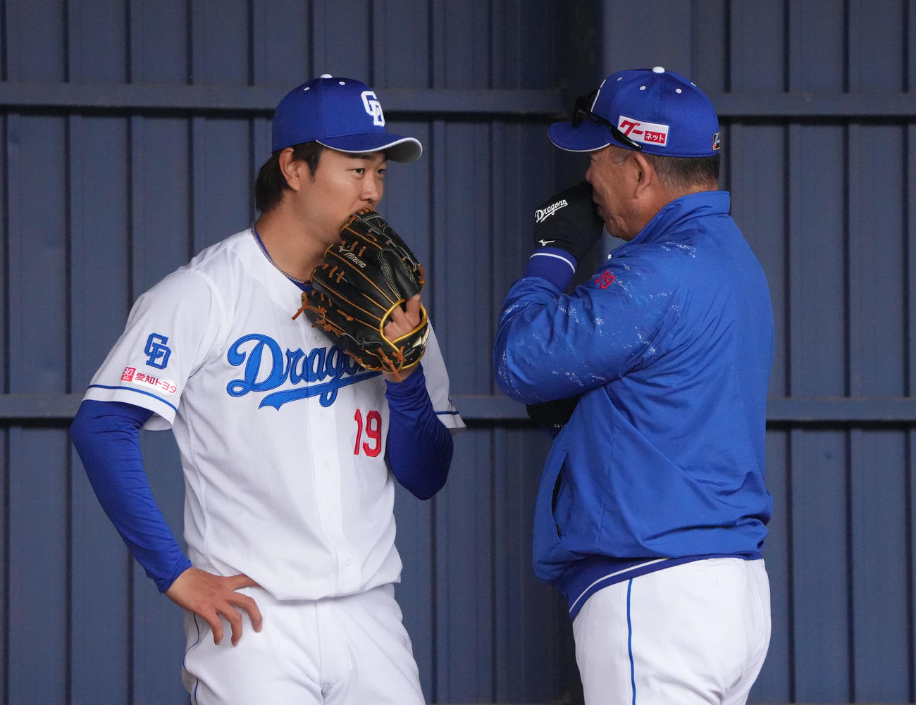 ブルペンで投球練習の合間に井上監督と言葉を交わす高橋宏（左）（撮影・森本幸一）