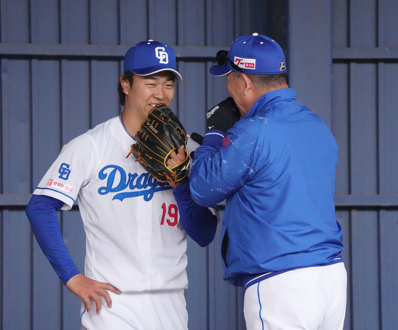 ブルペンで投球練習の合間に井上監督と言葉を交わす高橋宏（左）（撮影・森本幸一）