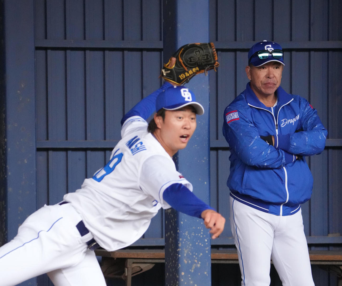 ブルペンで投球練習をする高橋宏を見つめる井上監督（右）（撮影・森本幸一）