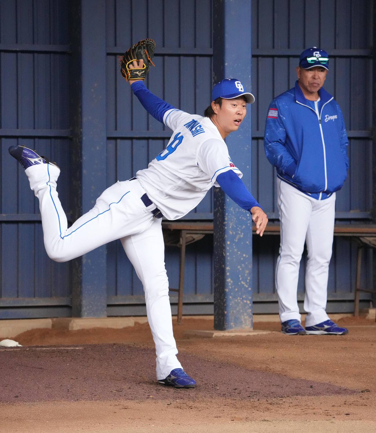 ブルペンで投球練習をする高橋宏、右は井上監督（撮影・森本幸一）