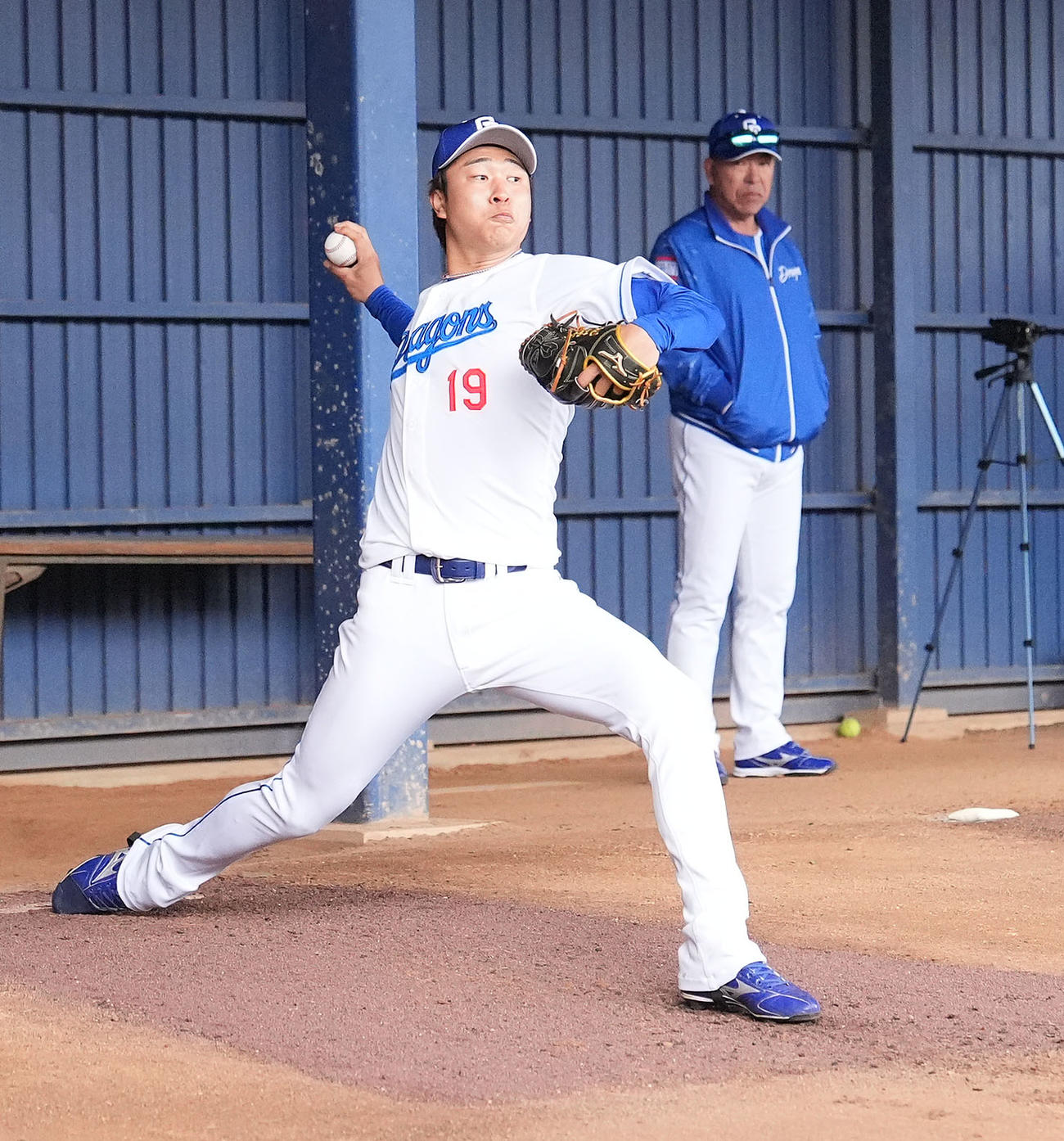 ブルペンで投球練習をする高橋宏（左）右は井上監督（撮影・森本幸一）