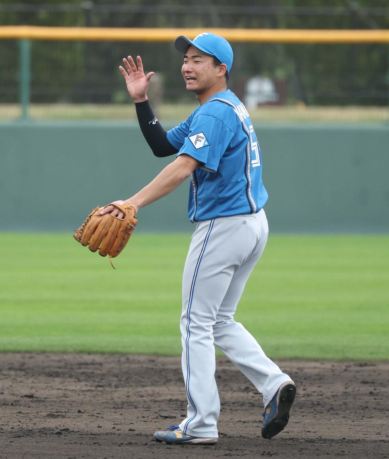 日本ハム紅白戦　笑顔で守備に付く山県（撮影・黒川智章）
