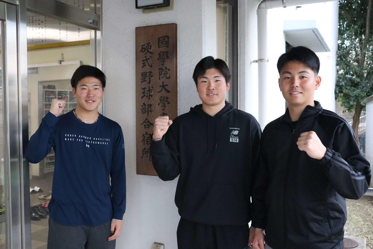 国学院大の合宿所への入寮を終え、4年間の大学生活へ意気込む（左から）中崎、花田、間木（撮影・保坂淑子）