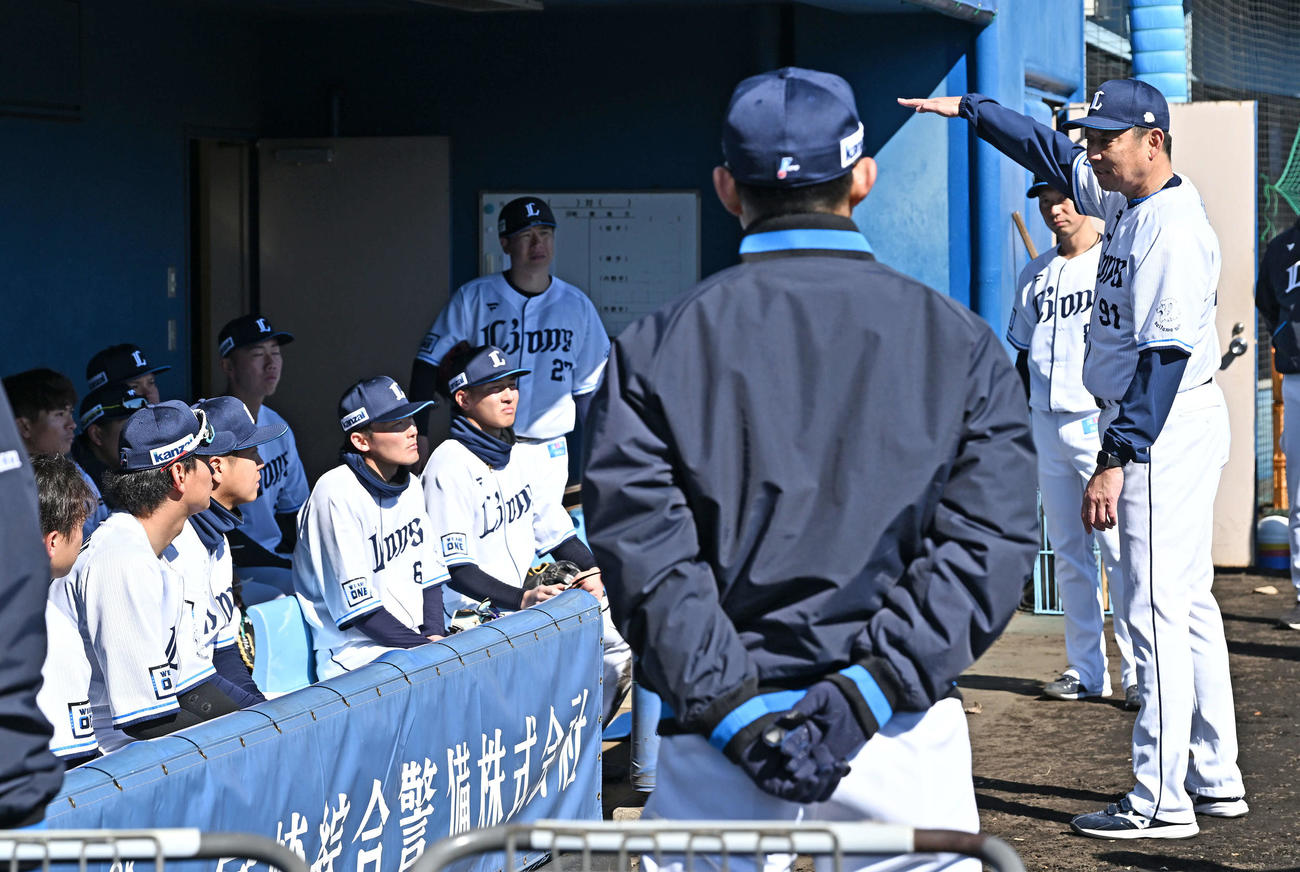 シートノックを終え選手に話す西武鳥越ヘッドコーチ（右）（撮影・滝沢徹郎）