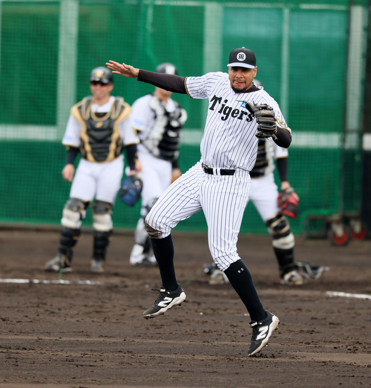 シートノックで外野からの中継地点へ入るヘルナンデス（撮影・加藤哉）